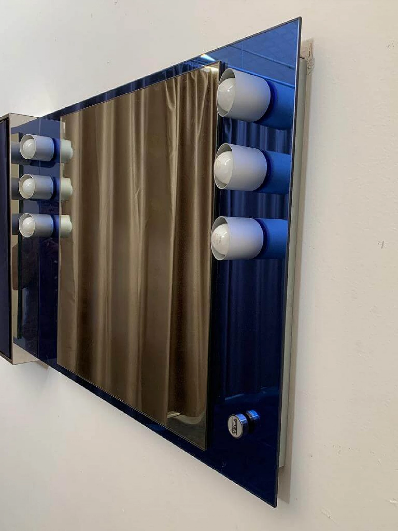 Doppio specchio con luci e armadietto centrale per Veca, anni '70 3