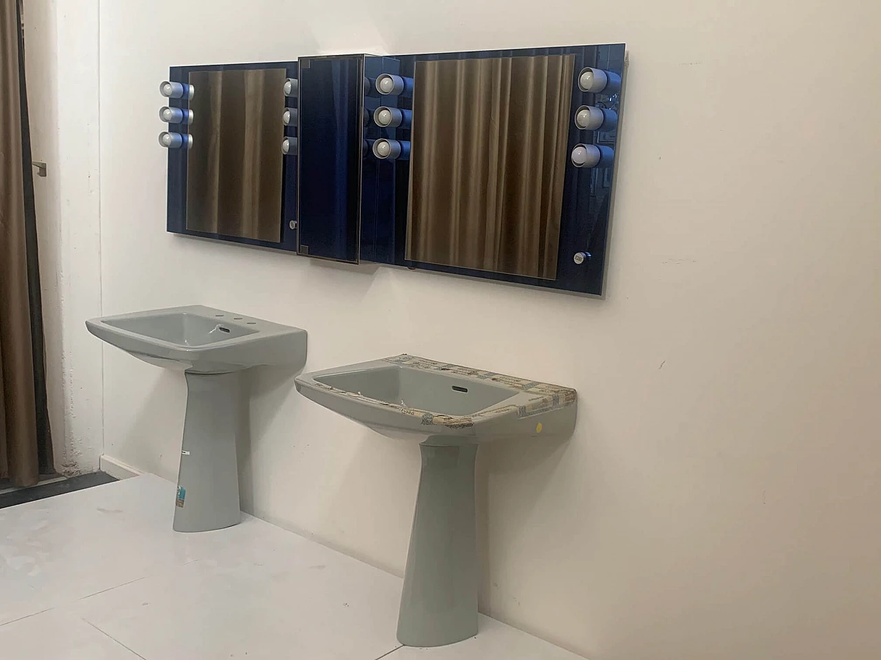 Doppio specchio con luci e armadietto centrale per Veca, anni '70 11