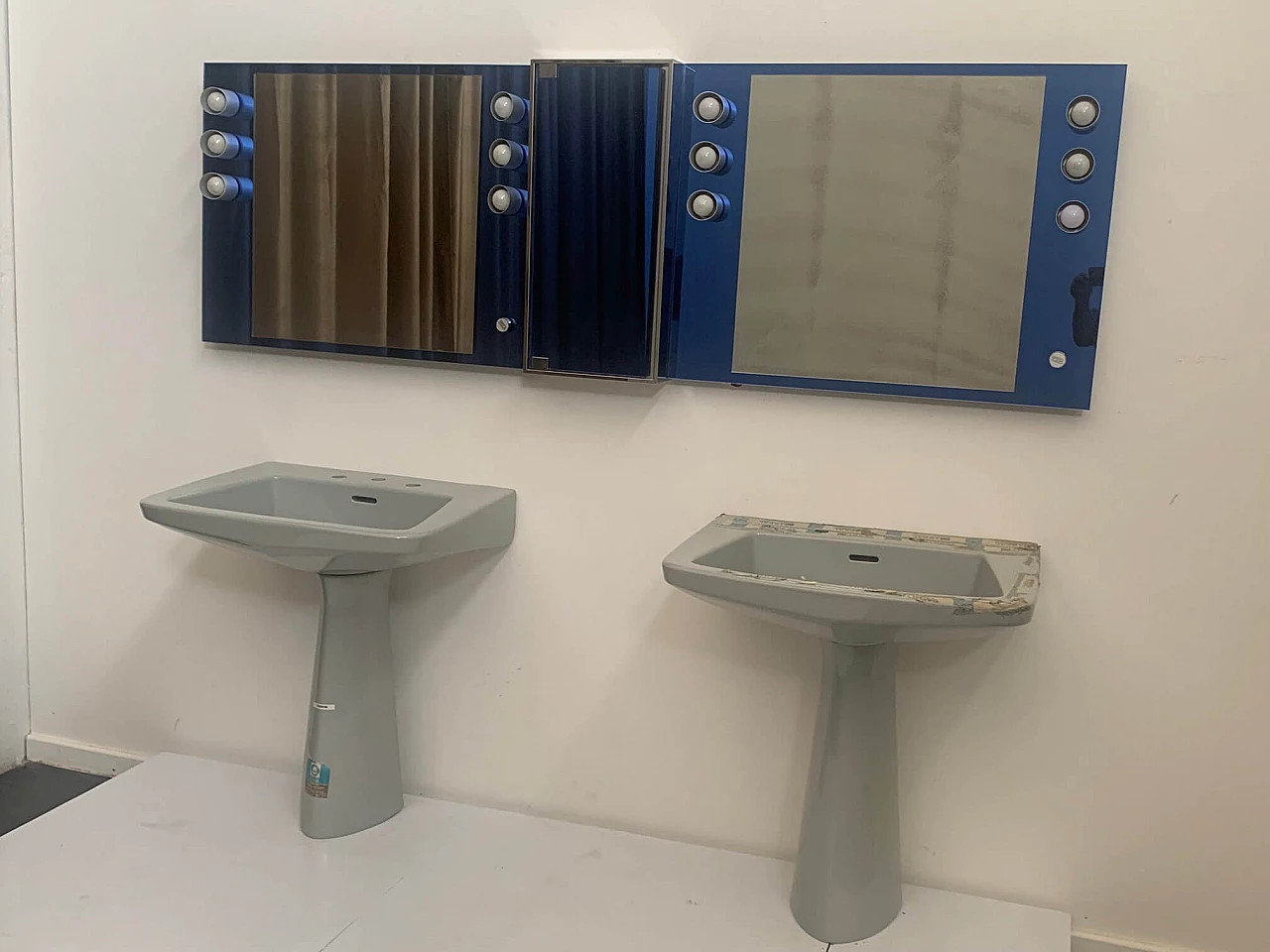 Doppio specchio con luci e armadietto centrale per Veca, anni '70 12