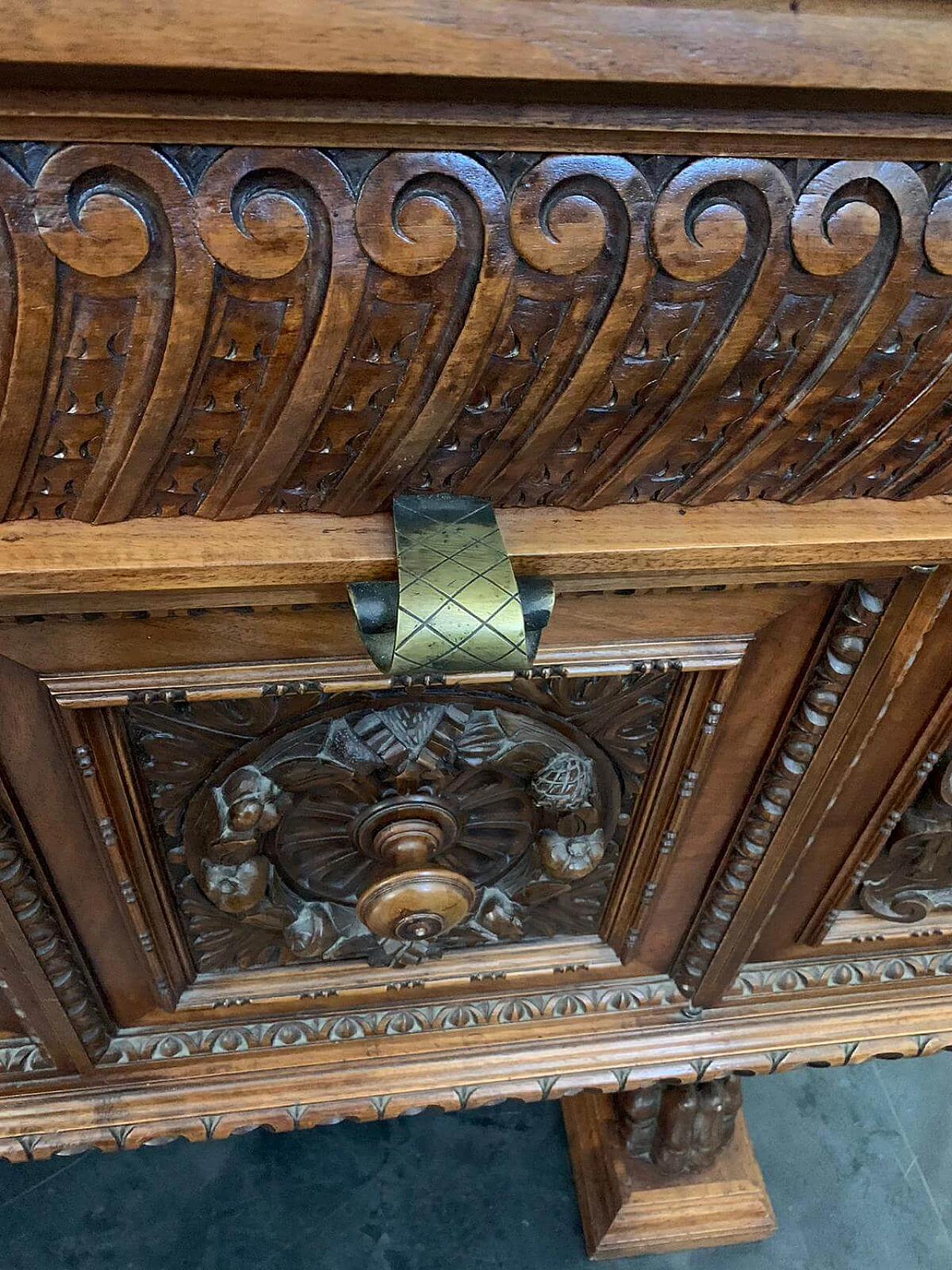 Credenza in noce scolpito in stile Rinascimento, fine '800 4