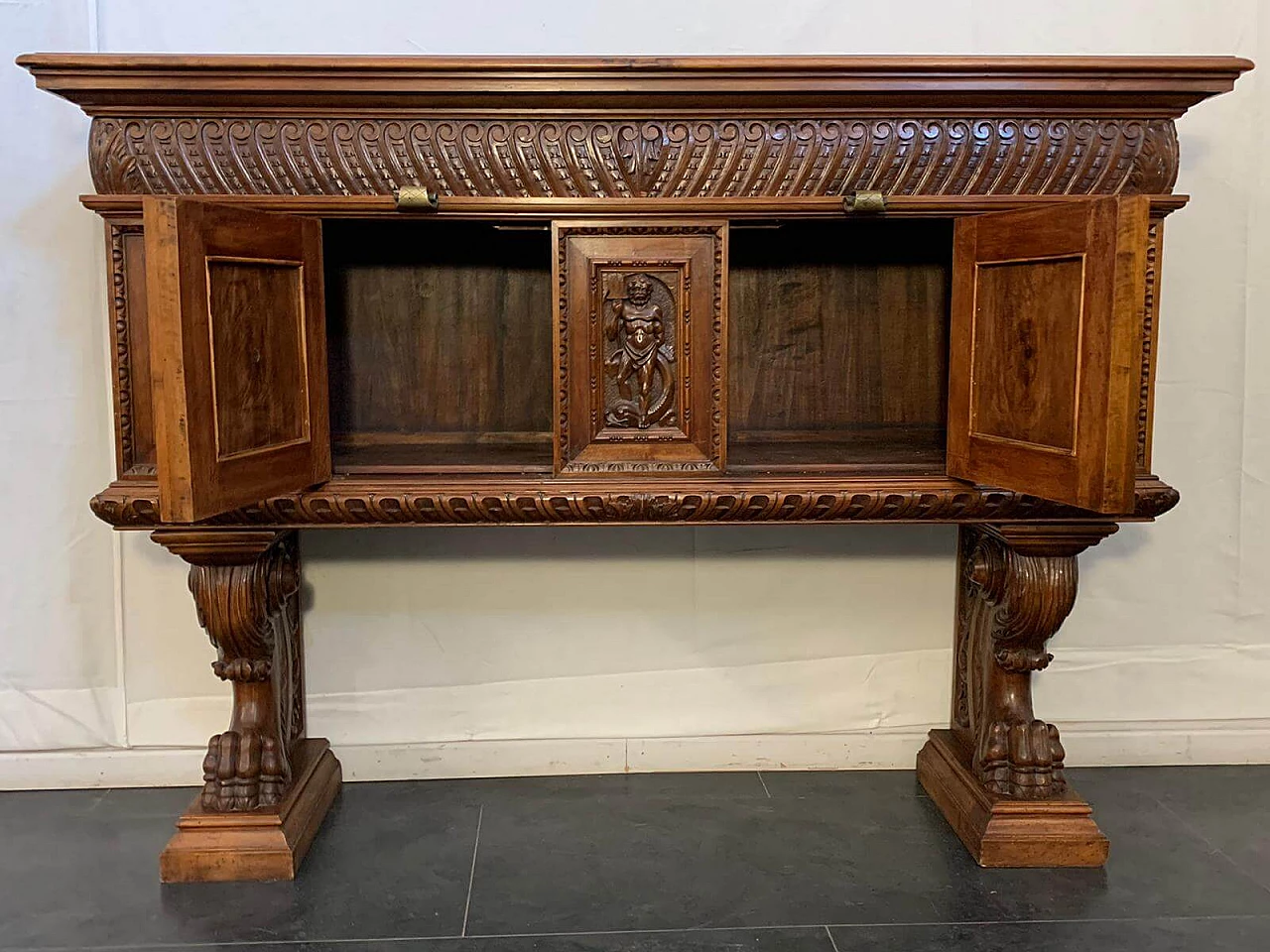 Credenza in noce scolpito in stile Rinascimento, fine '800 12