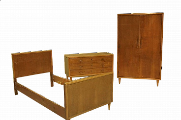 Letto, cassettiera e armadio in legno, anni '60