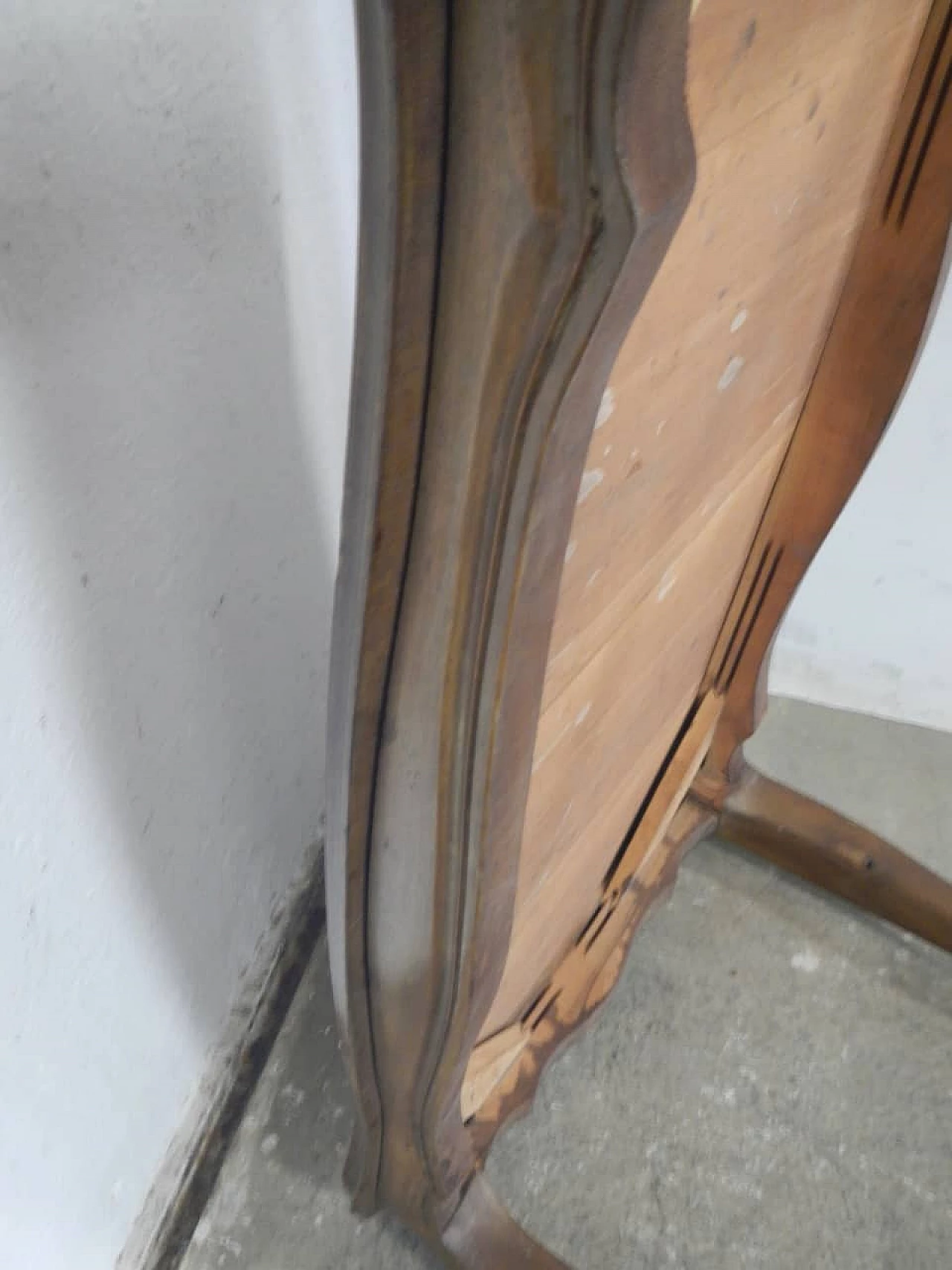 Walnut coffee table with turned legs, 1940s 1