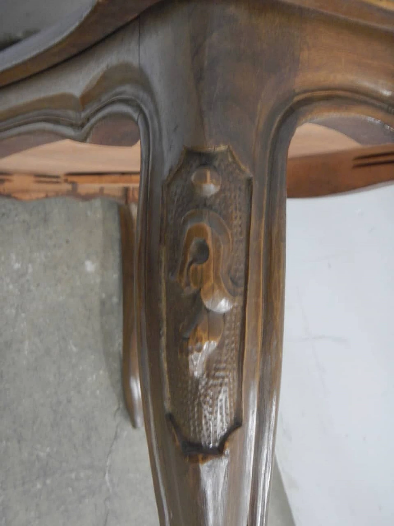 Walnut coffee table with turned legs, 1940s 2