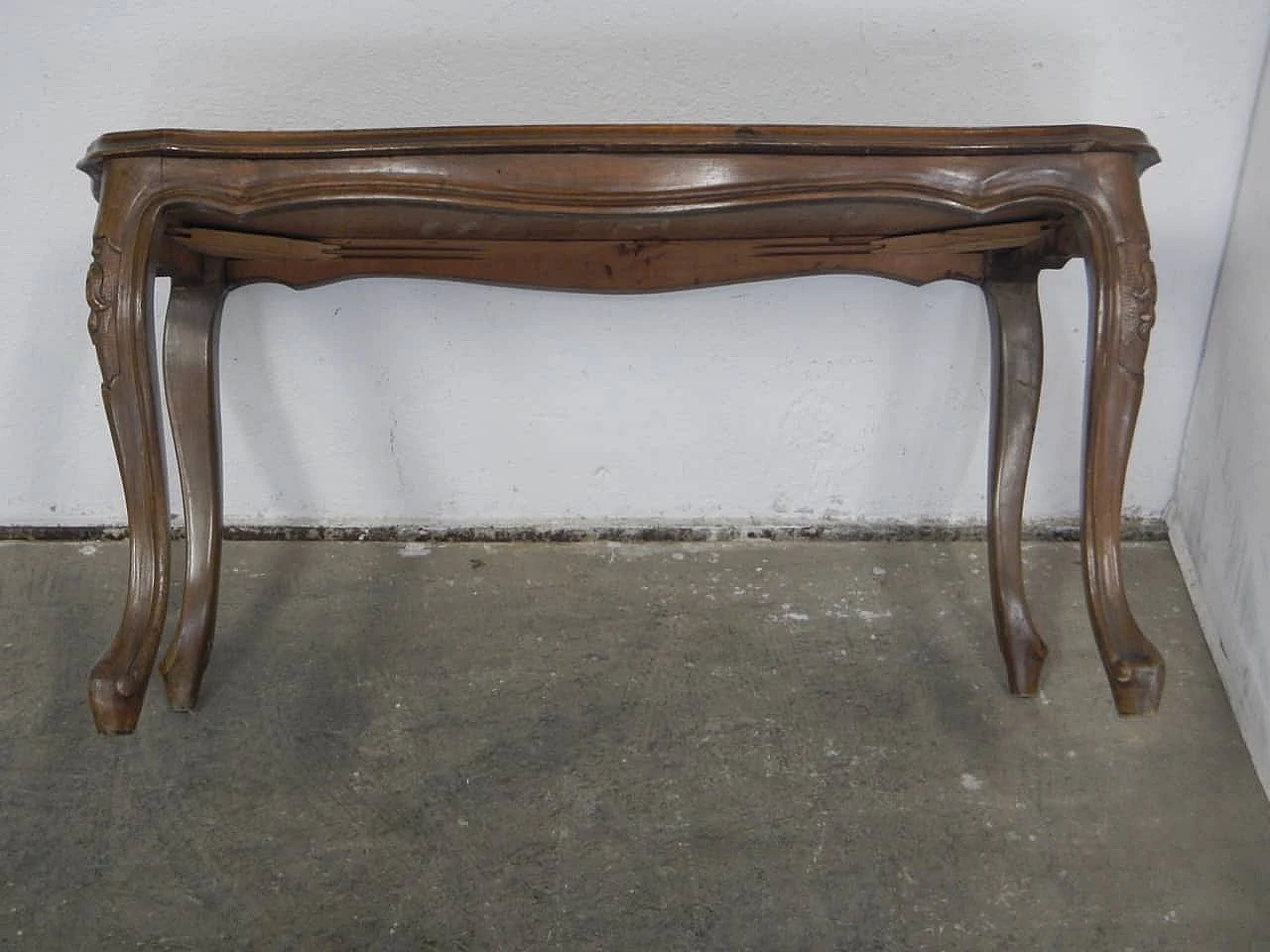 Walnut coffee table with turned legs, 1940s 8