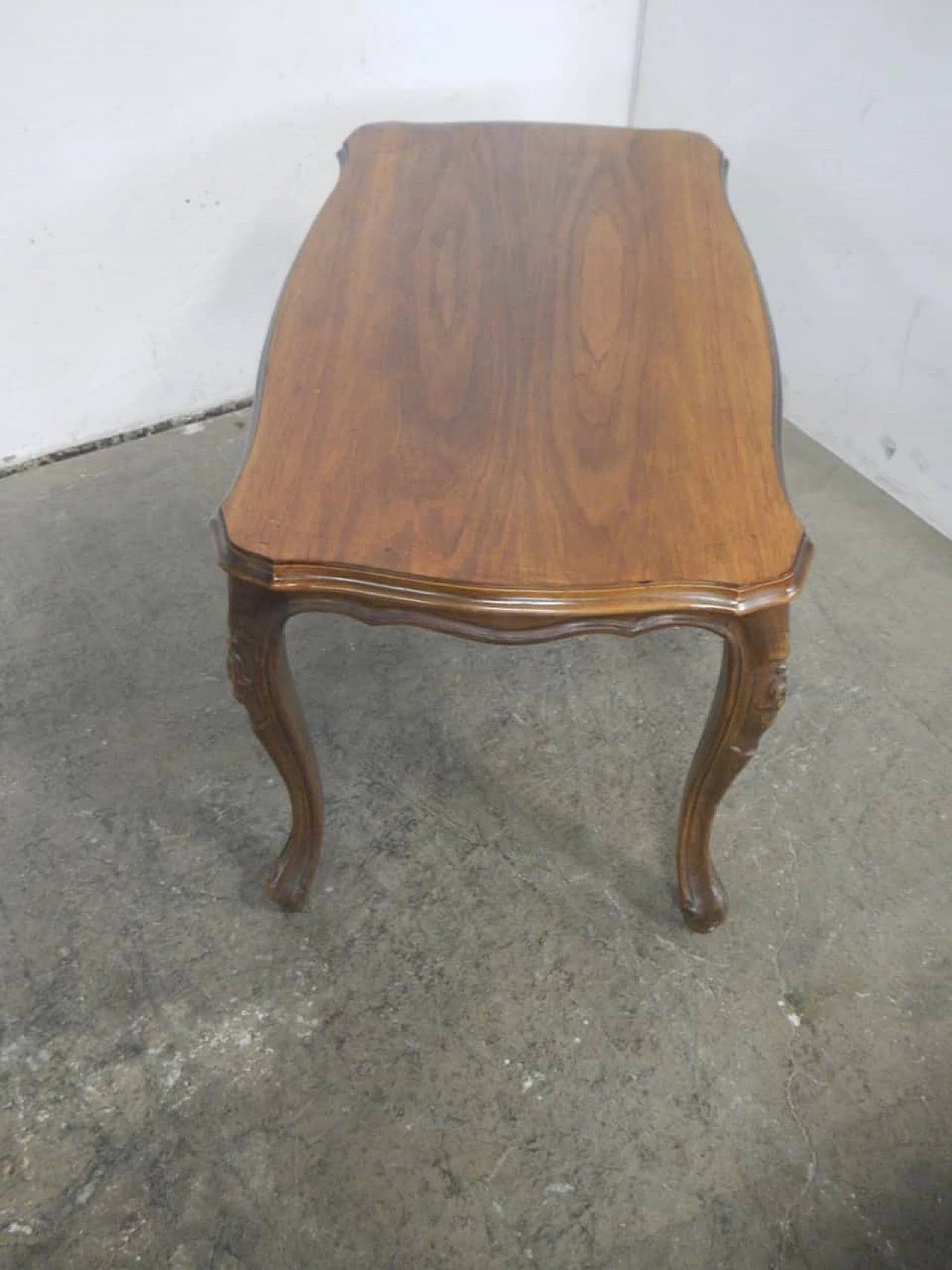 Walnut coffee table with turned legs, 1940s 10