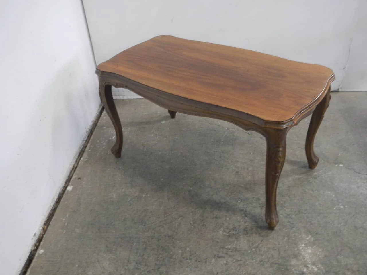 Walnut coffee table with turned legs, 1940s 11