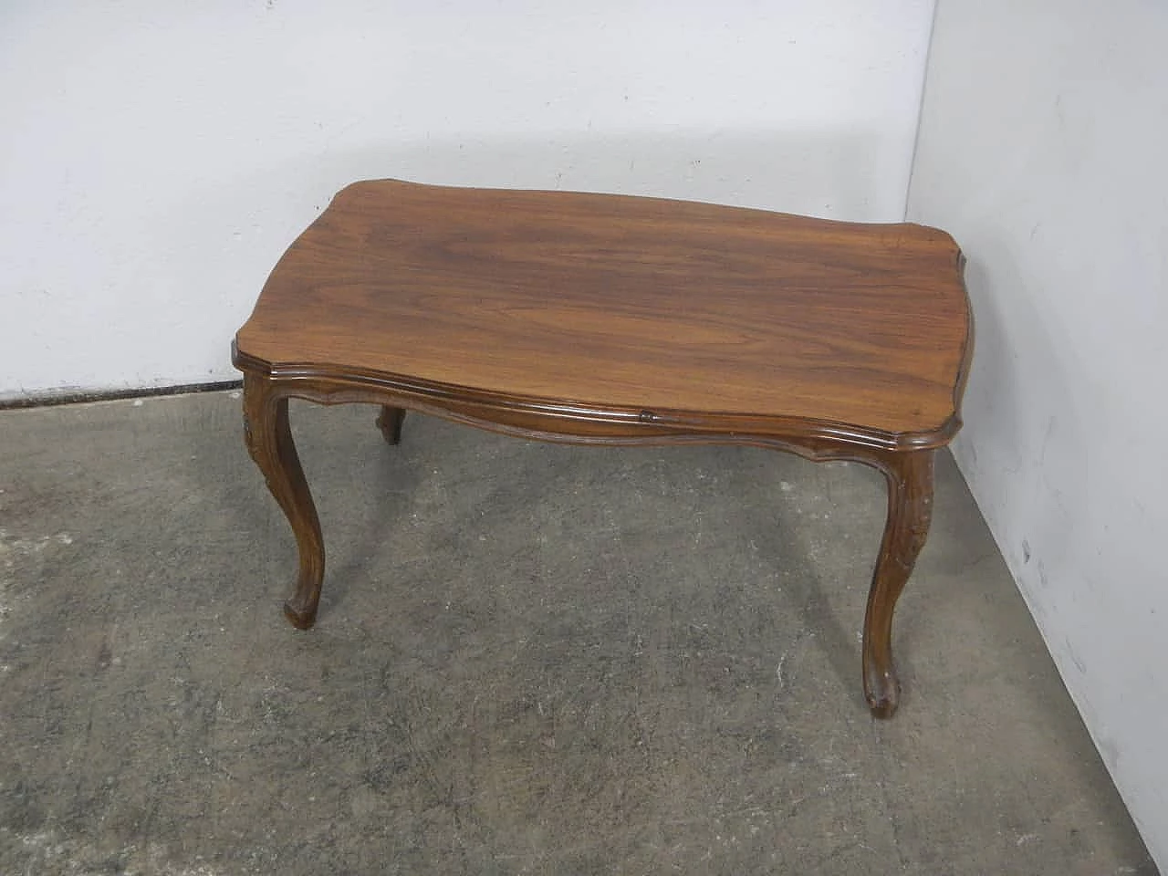Walnut coffee table with turned legs, 1940s 12