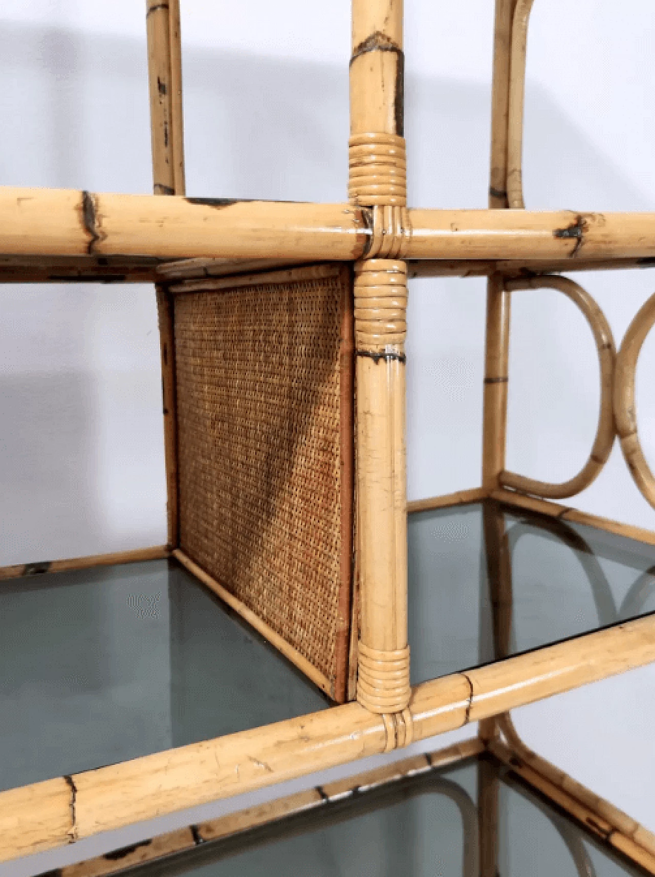 Bamboo bookcase with smoked glass shelves and four stools, 1970s 5