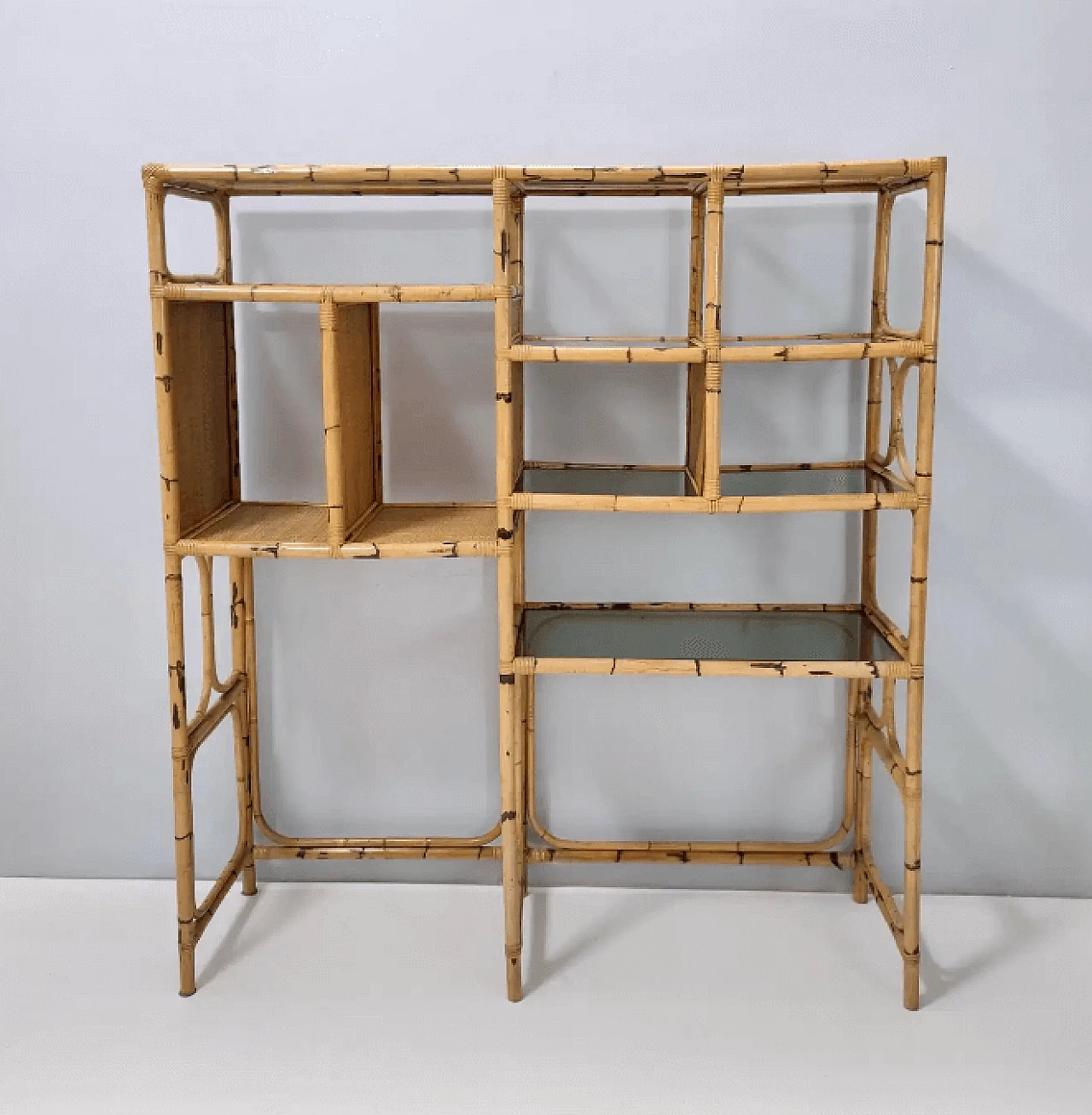 Bamboo bookcase with smoked glass shelves and four stools, 1970s 6