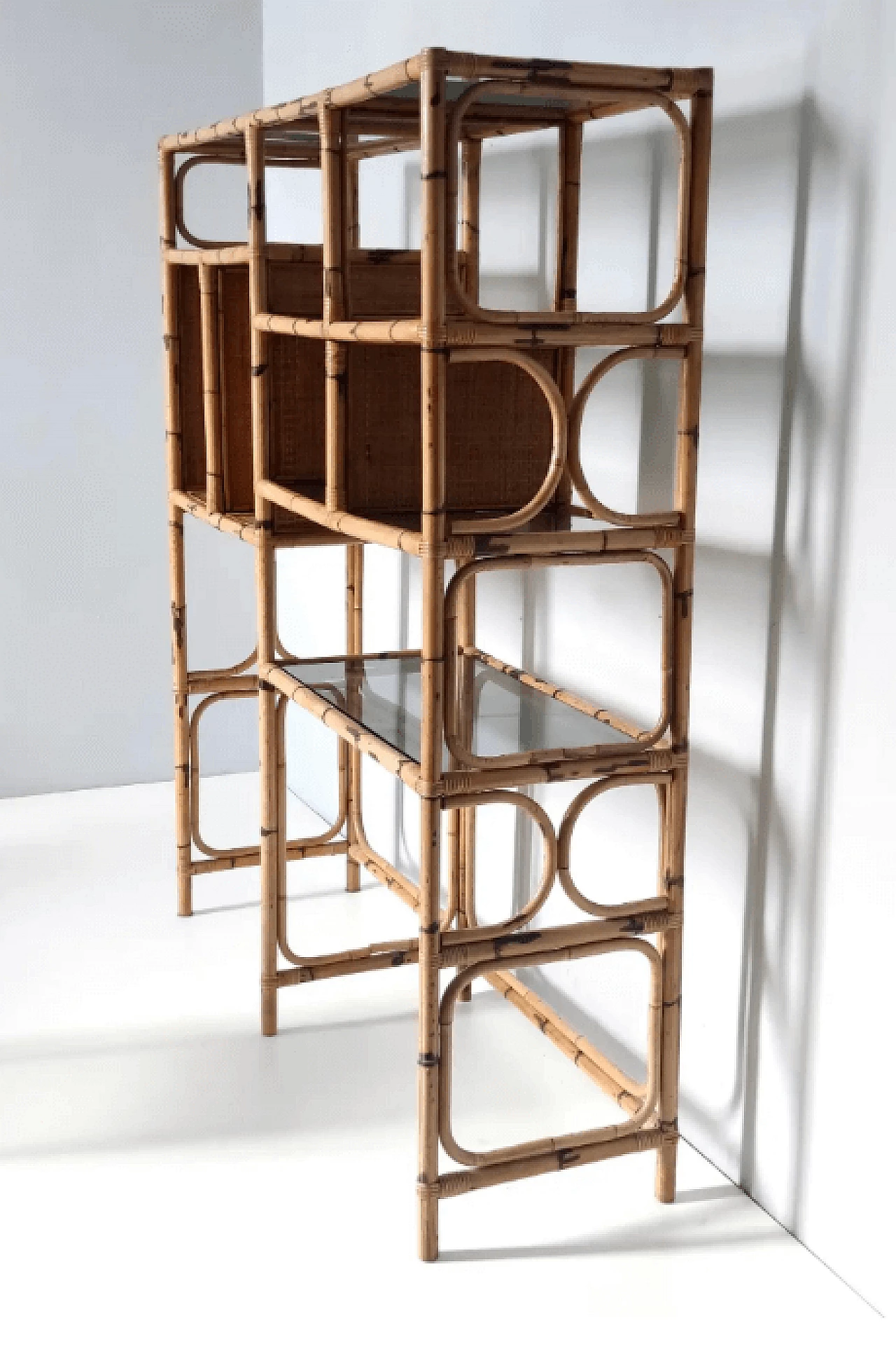 Bamboo bookcase with smoked glass shelves and four stools, 1970s 9