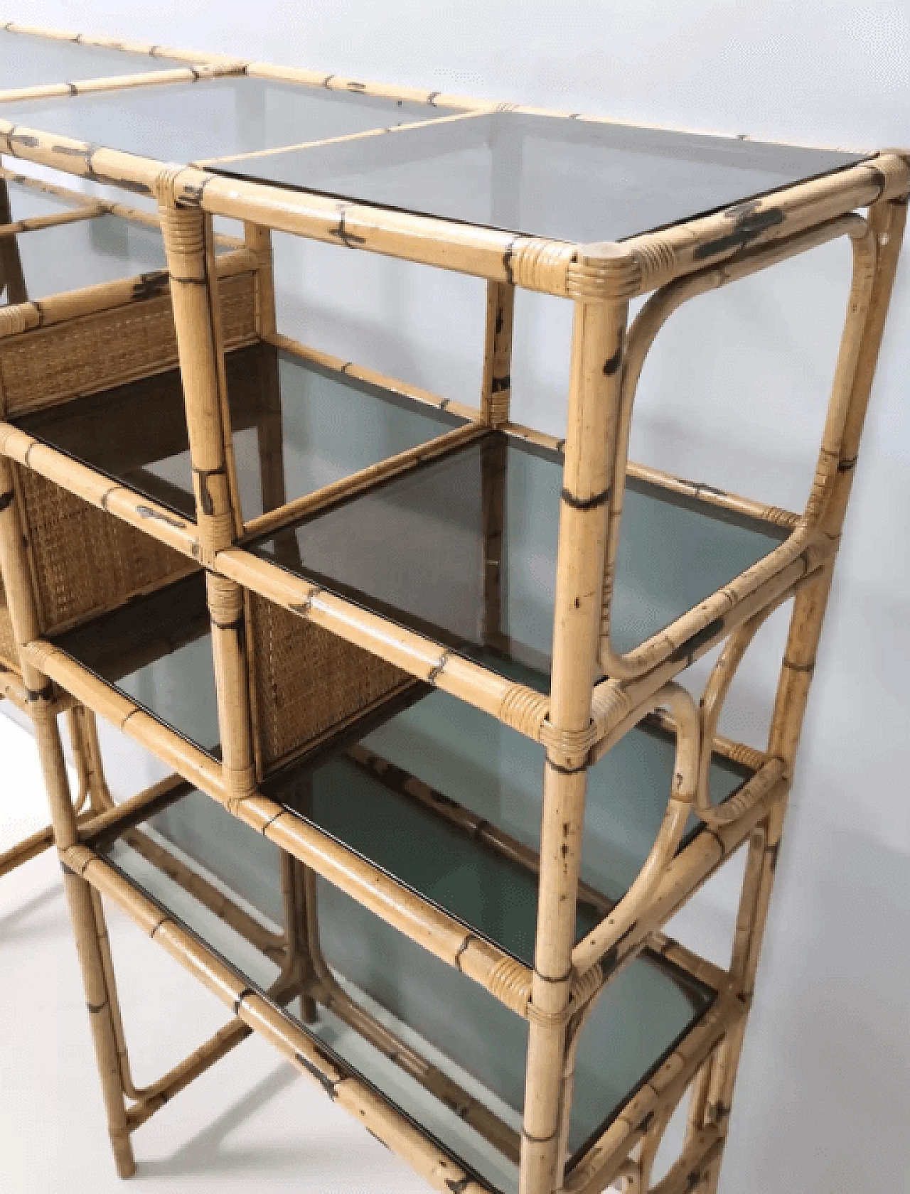 Bamboo bookcase with smoked glass shelves and four stools, 1970s 10