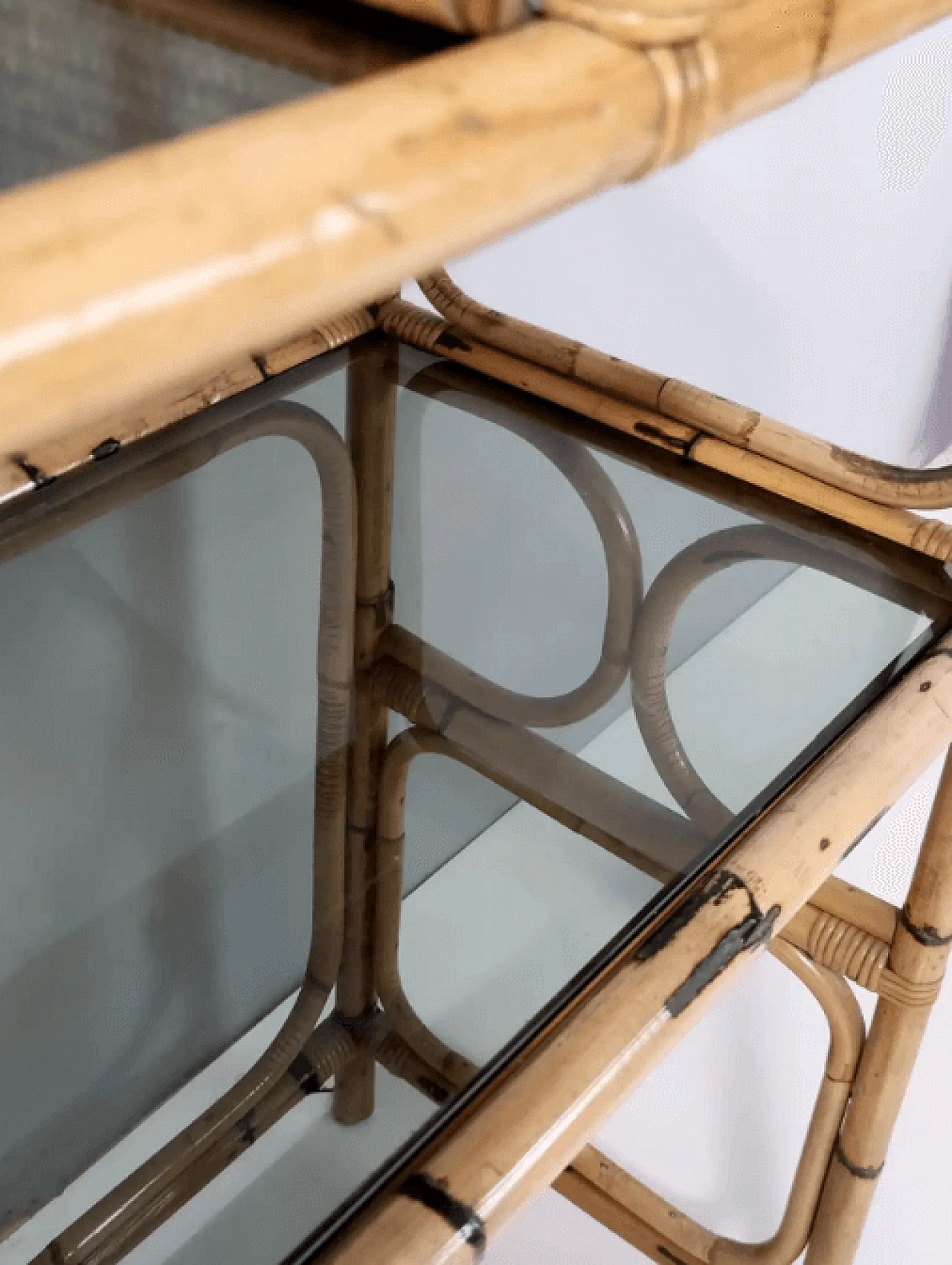 Bamboo bookcase with smoked glass shelves and four stools, 1970s 12