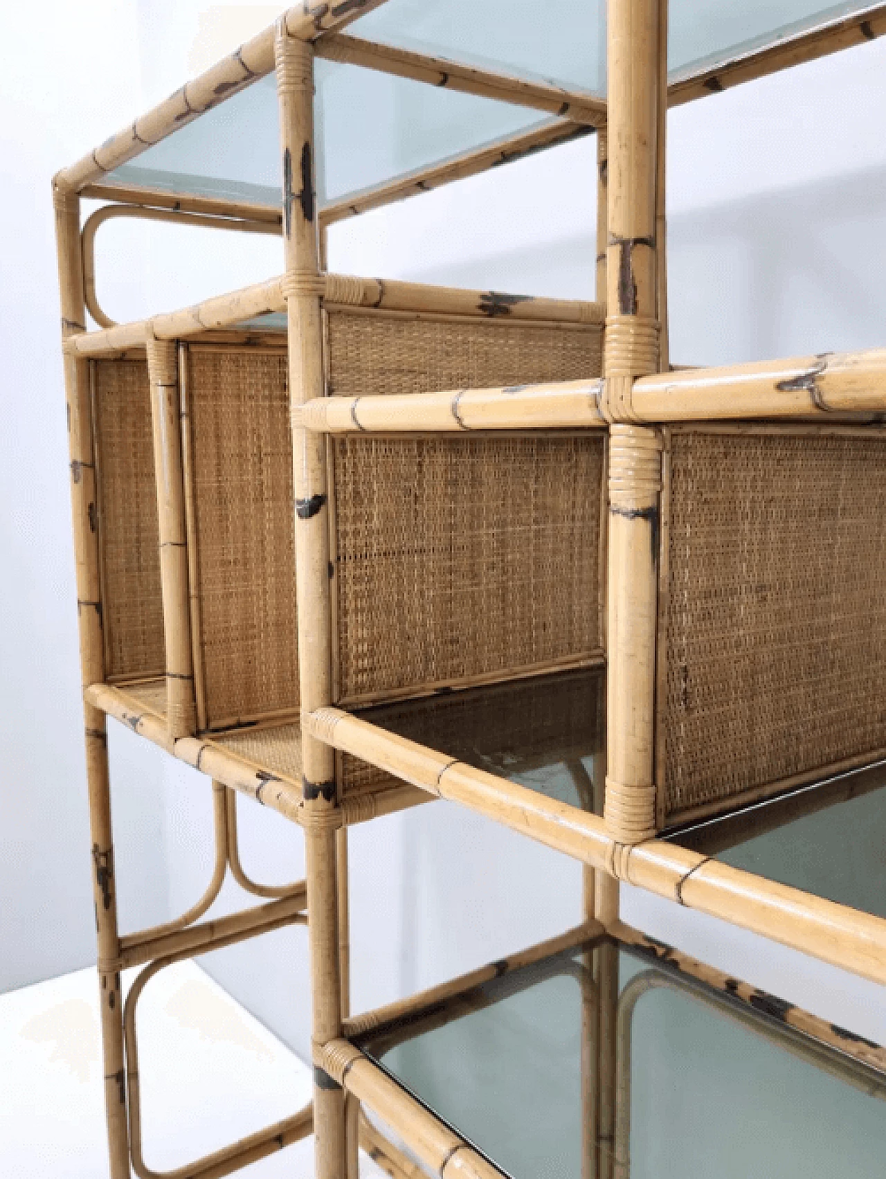 Bamboo bookcase with smoked glass shelves and four stools, 1970s 14