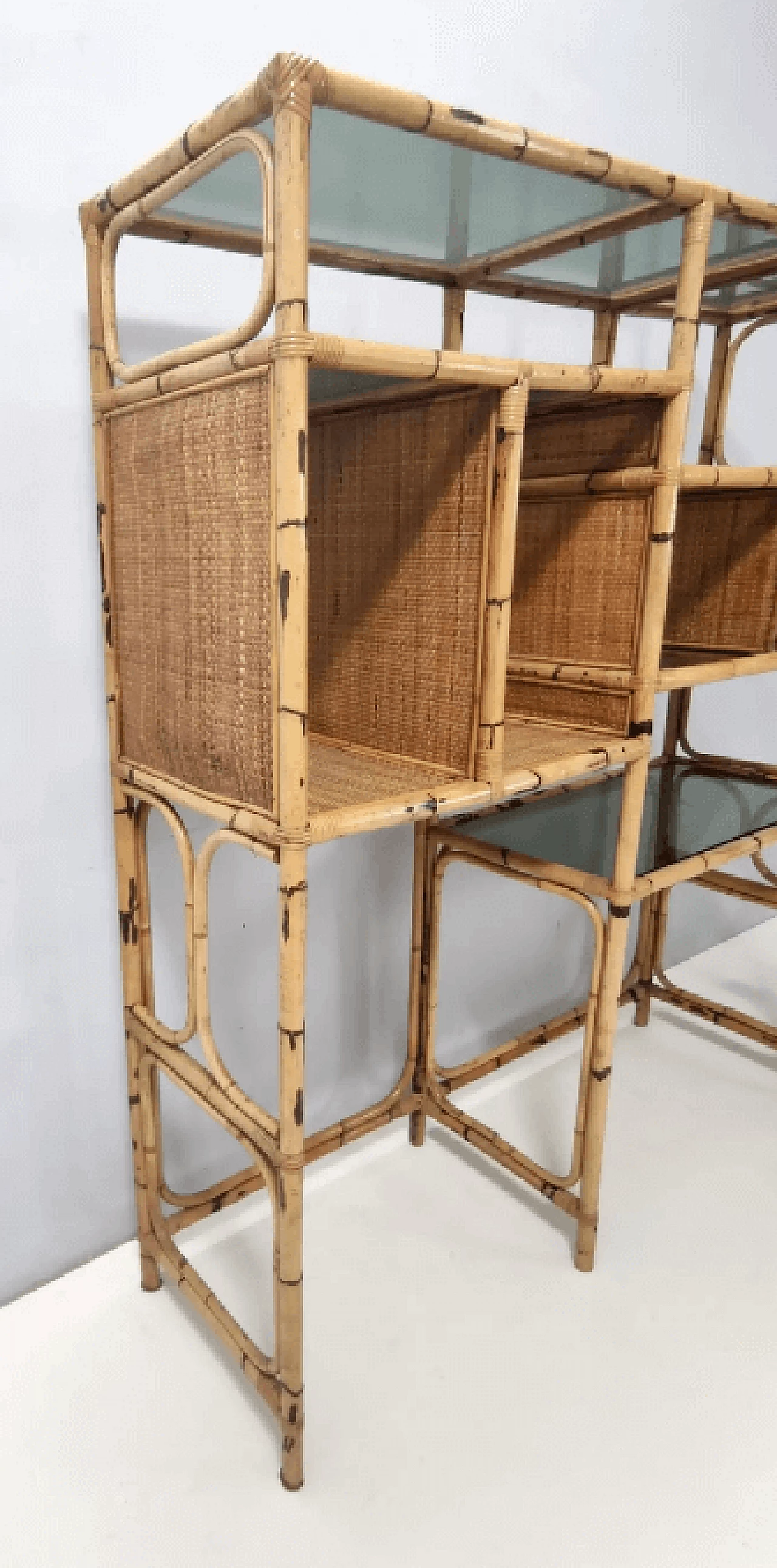 Bamboo bookcase with smoked glass shelves and four stools, 1970s 15