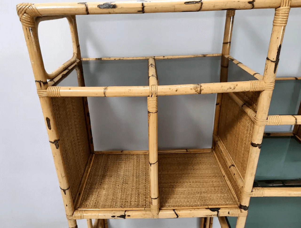 Bamboo bookcase with smoked glass shelves and four stools, 1970s 16