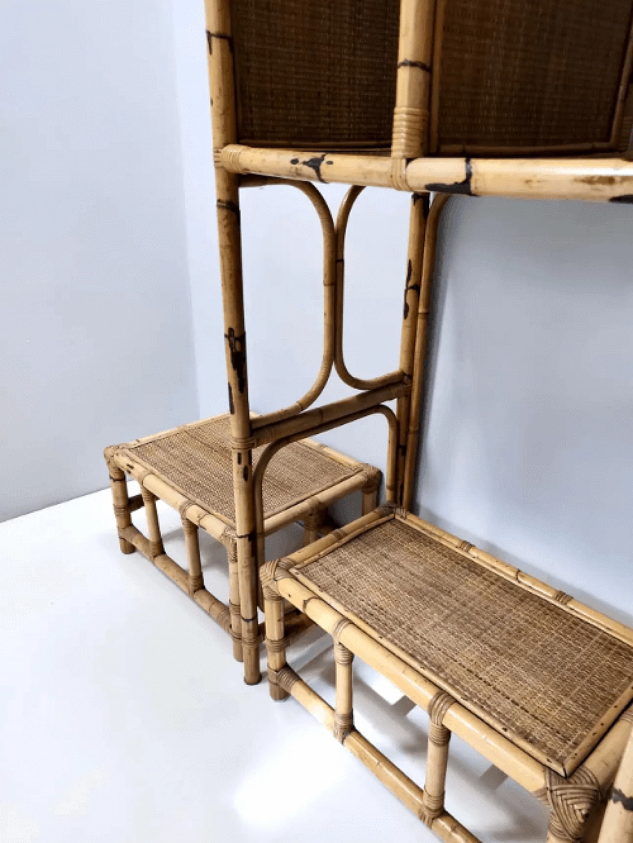 Bamboo bookcase with smoked glass shelves and four stools, 1970s 18