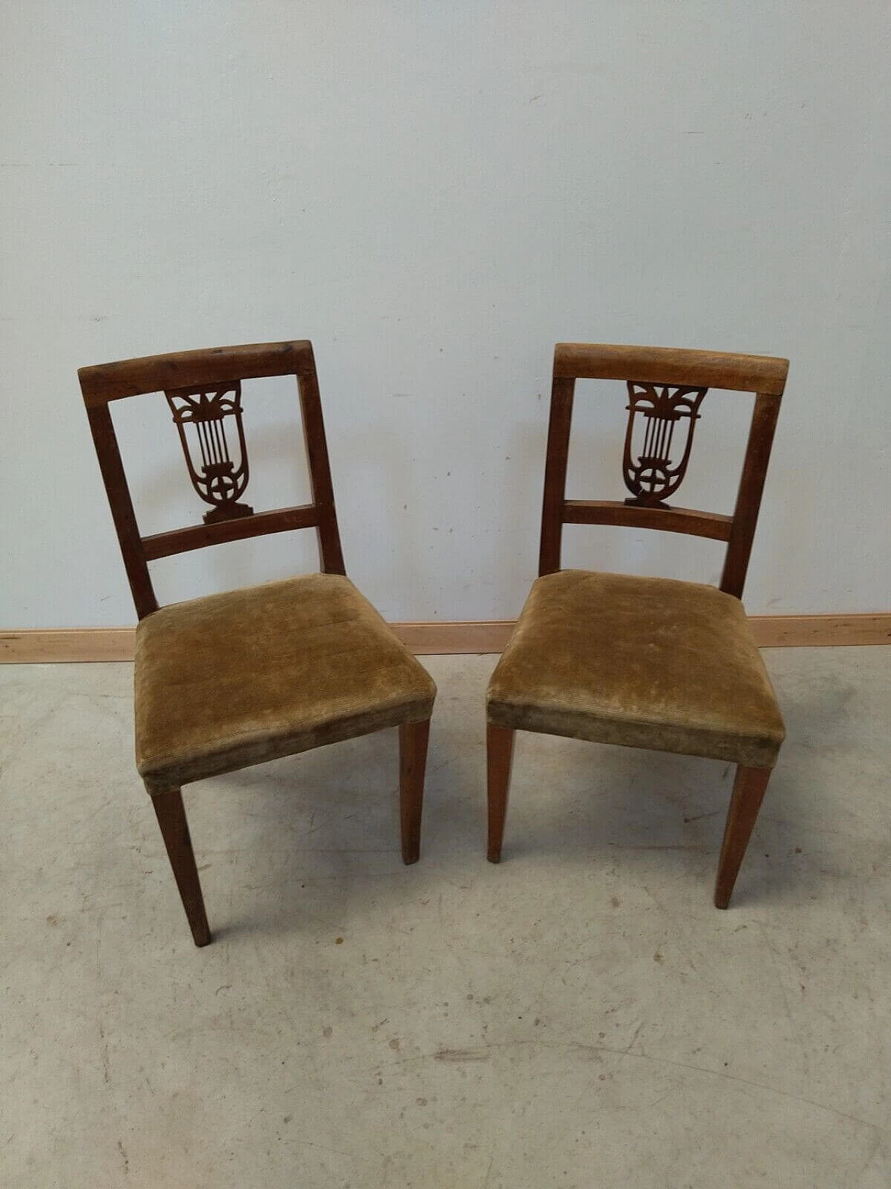 Pair of Empire walnut chairs with carved folder, early 19th century 2