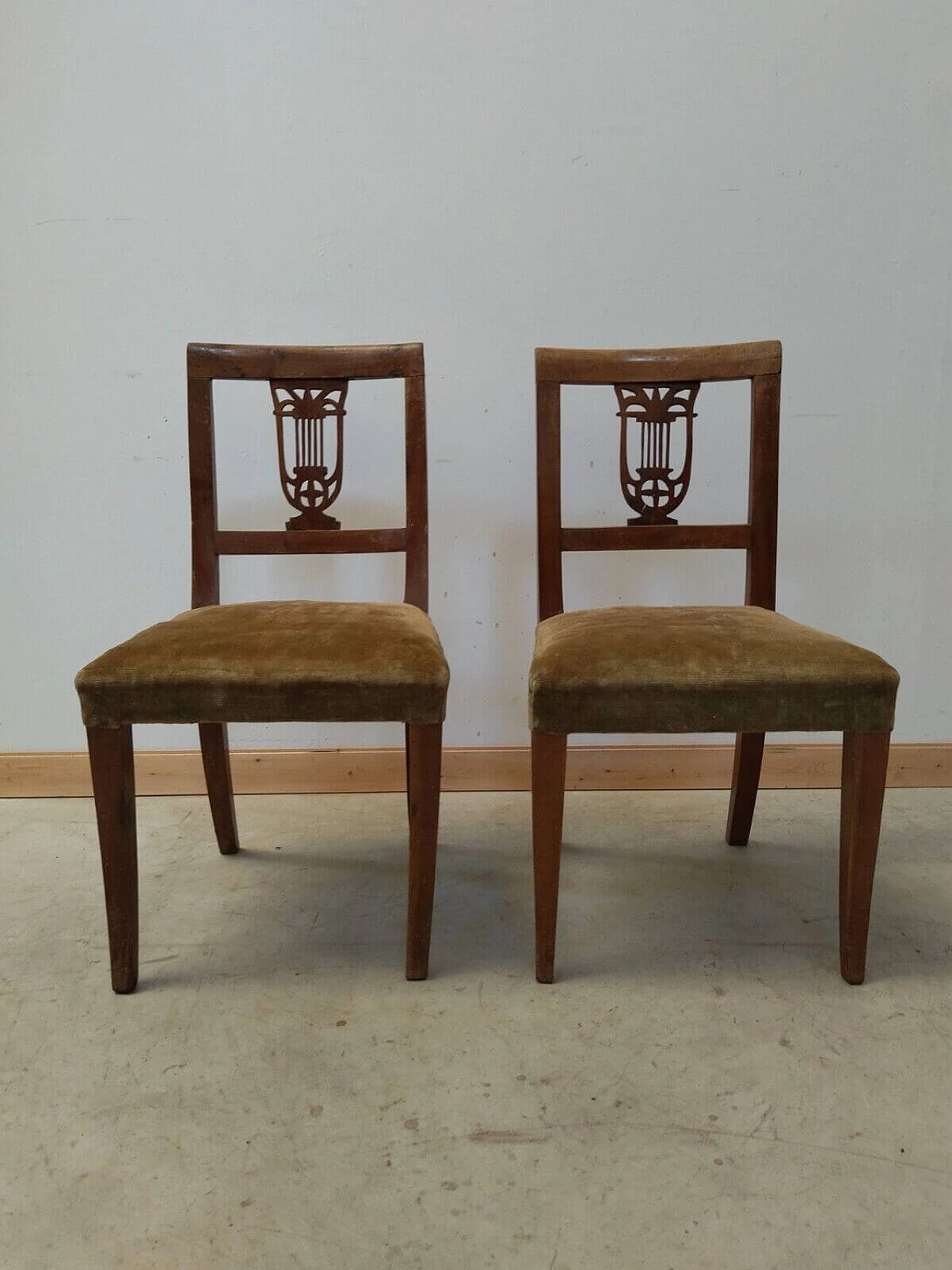 Pair of Empire walnut chairs with carved folder, early 19th century 3