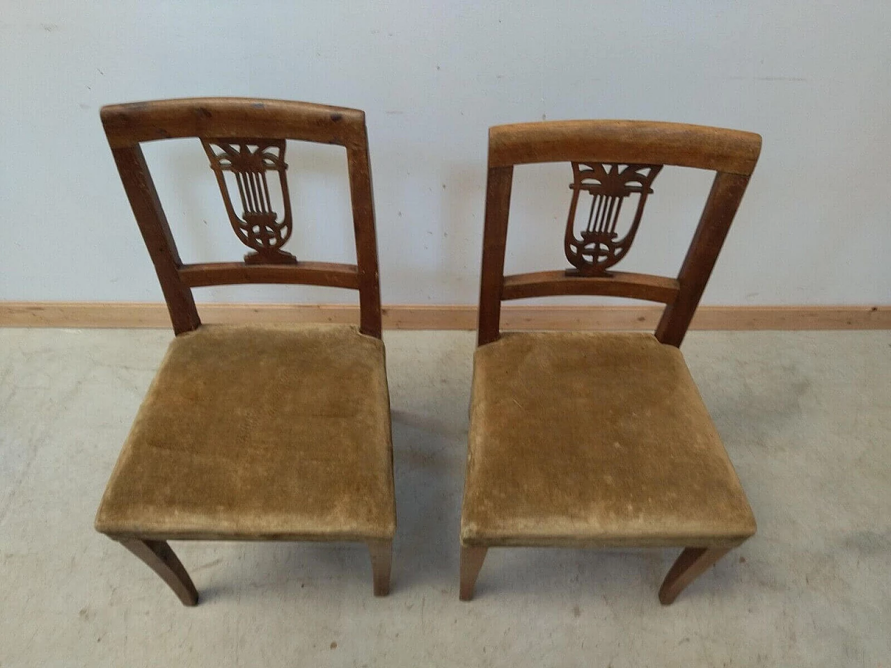 Pair of Empire walnut chairs with carved folder, early 19th century 5