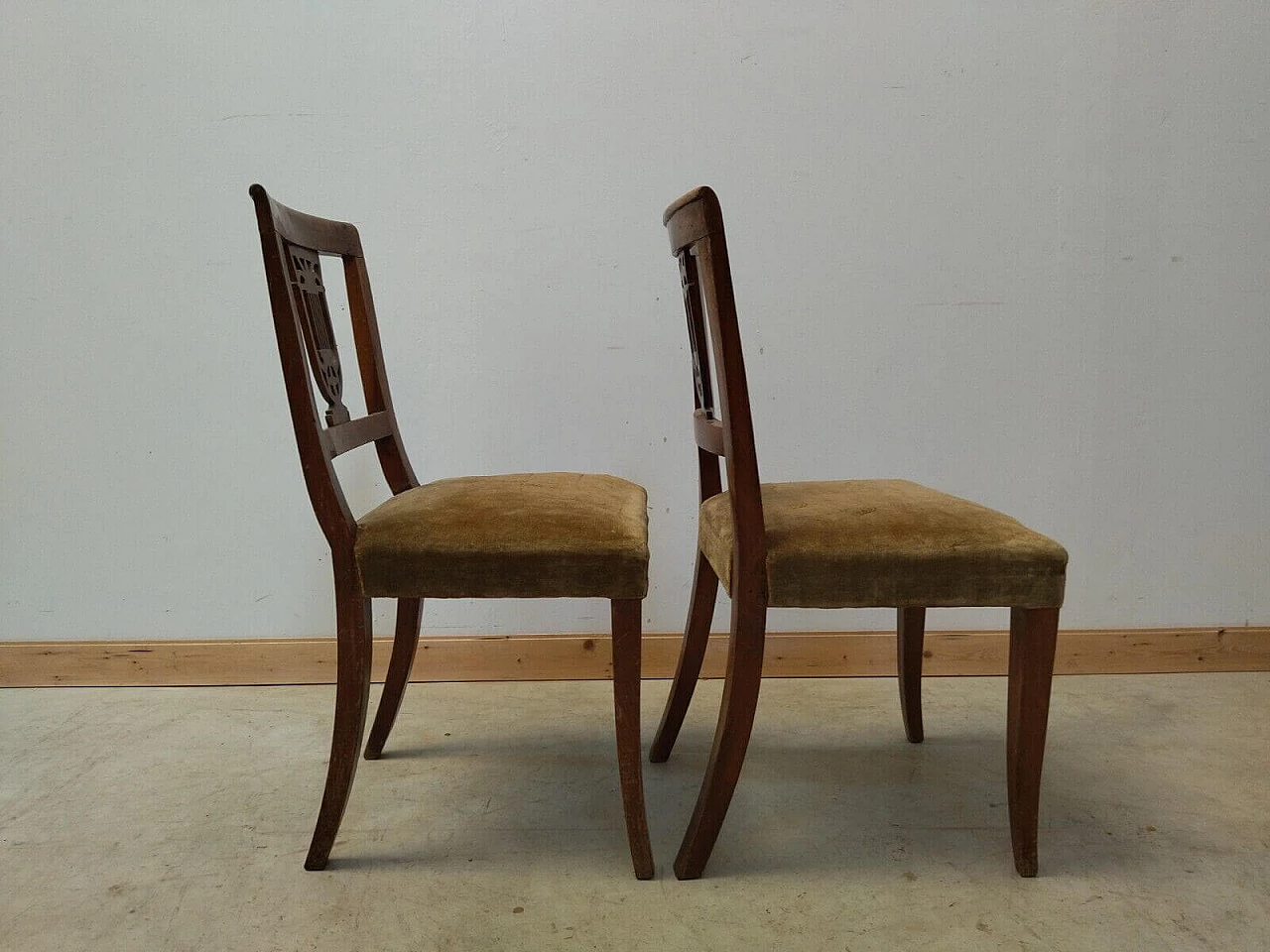 Pair of Empire walnut chairs with carved folder, early 19th century 6