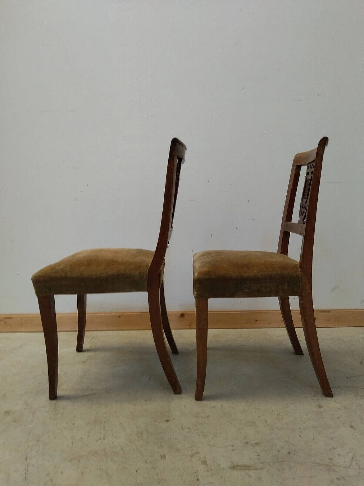 Pair of Empire walnut chairs with carved folder, early 19th century 8