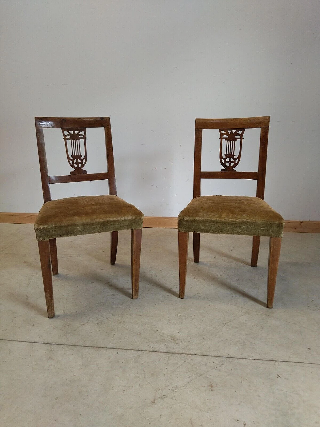 Pair of Empire walnut chairs with carved folder, early 19th century 9