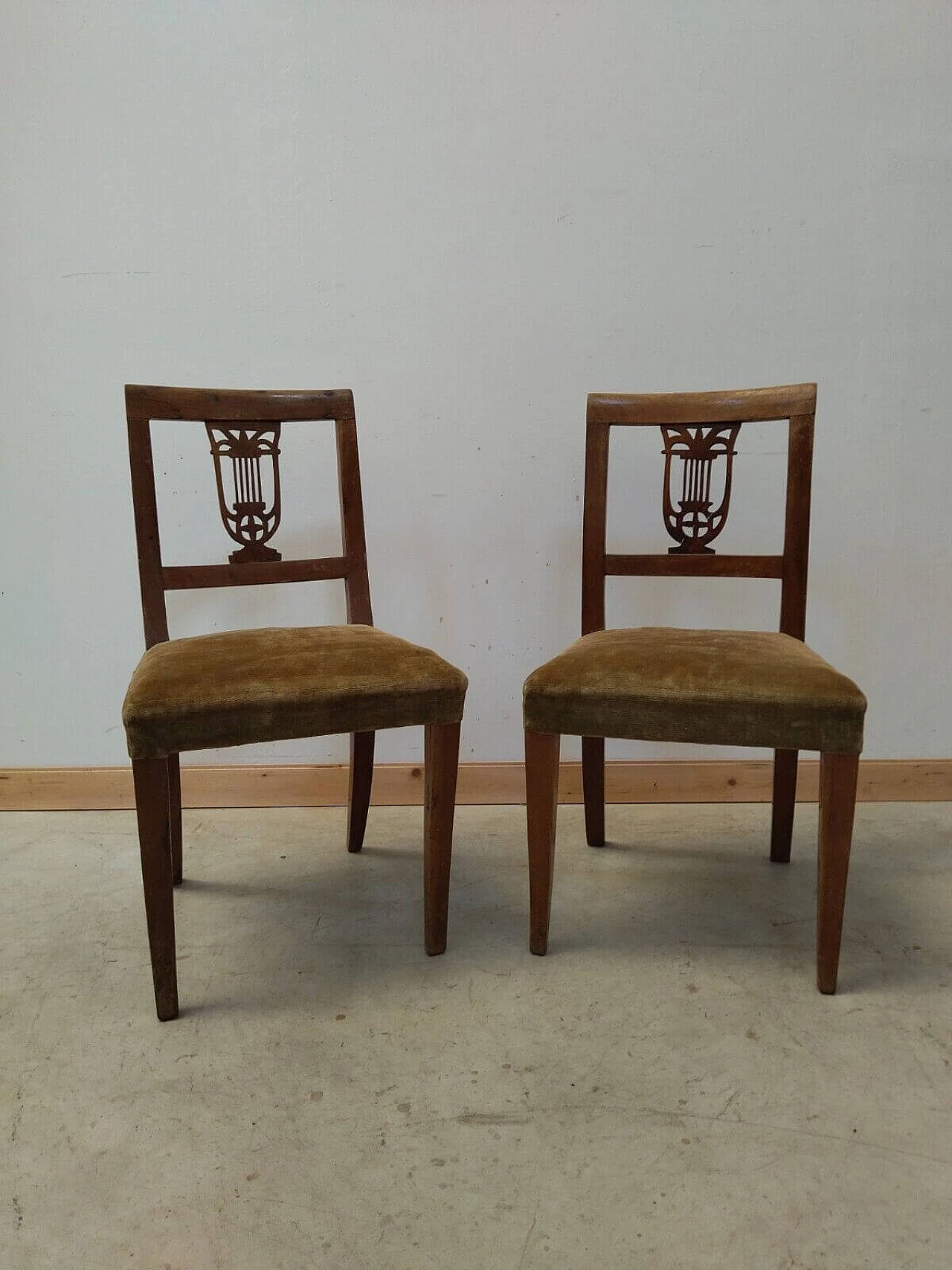 Pair of Empire walnut chairs with carved folder, early 19th century 10