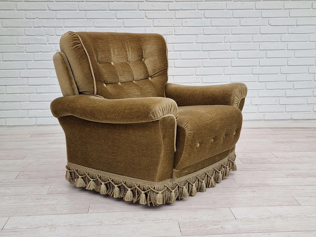 Green velvet armchair with fringes and tassels, 1970s 1