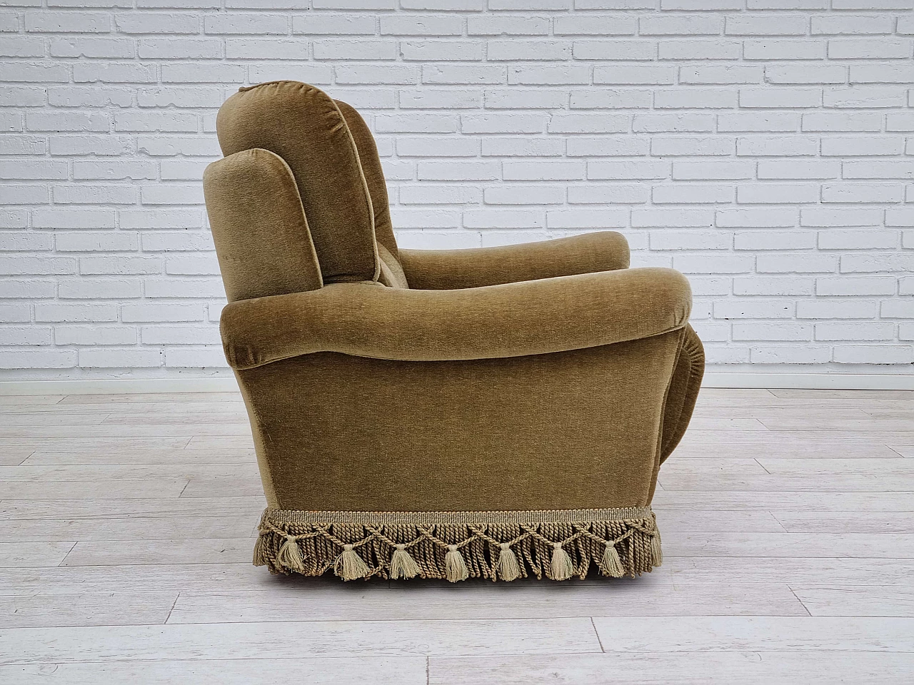 Green velvet armchair with fringes and tassels, 1970s 6
