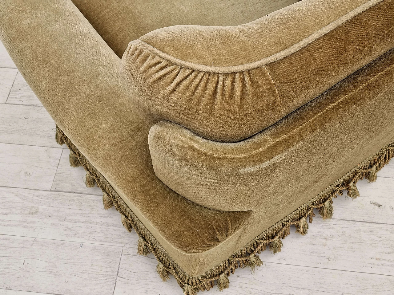 Green velvet armchair with fringes and tassels, 1970s 10