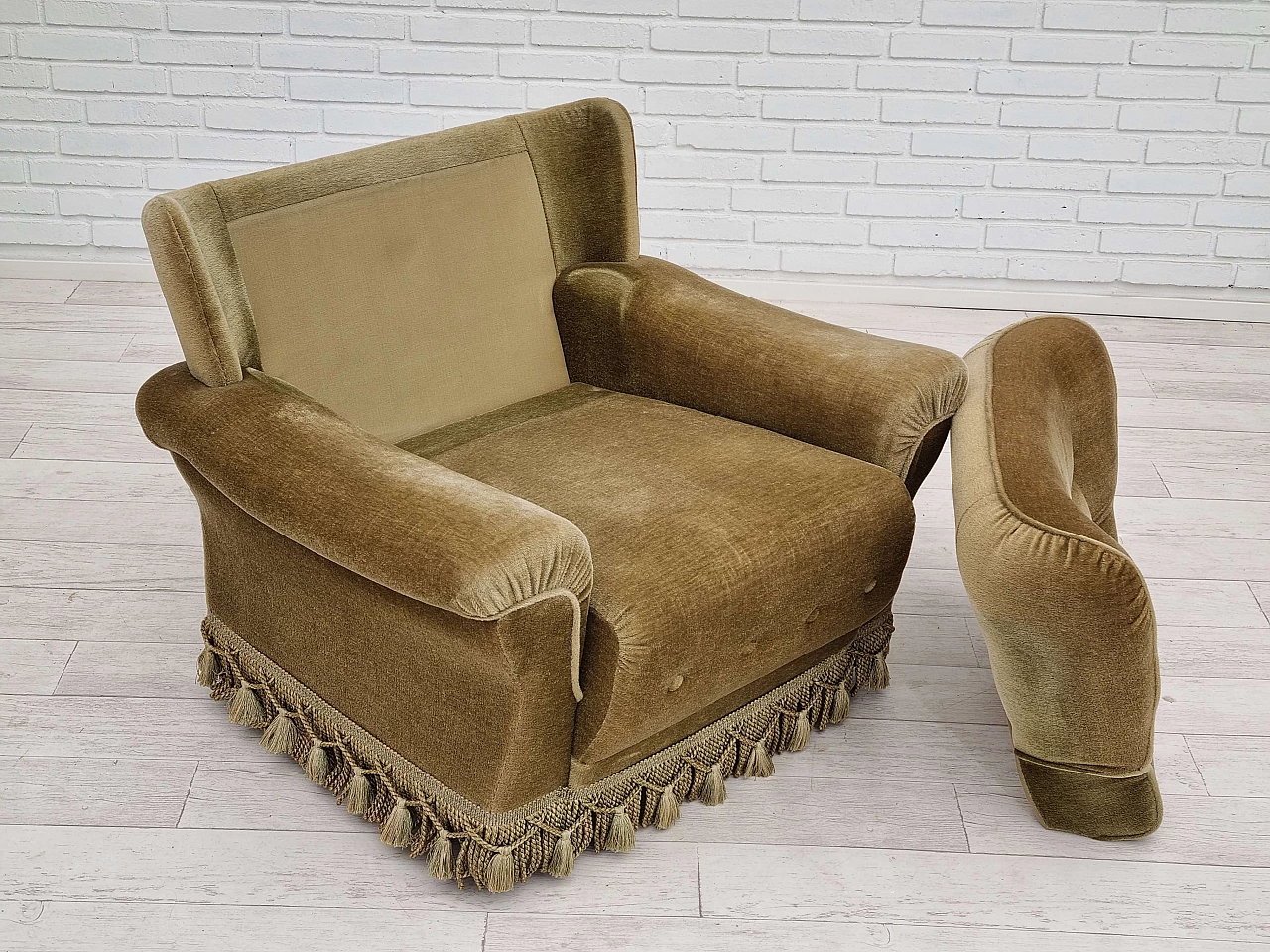 Green velvet armchair with fringes and tassels, 1970s 13