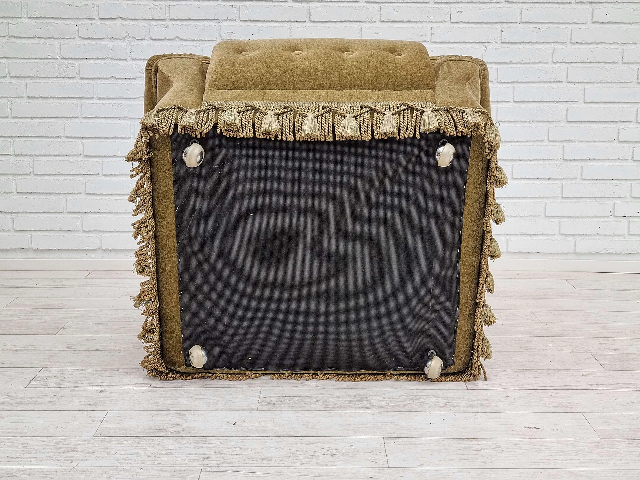 Green velvet armchair with fringes and tassels, 1970s 15