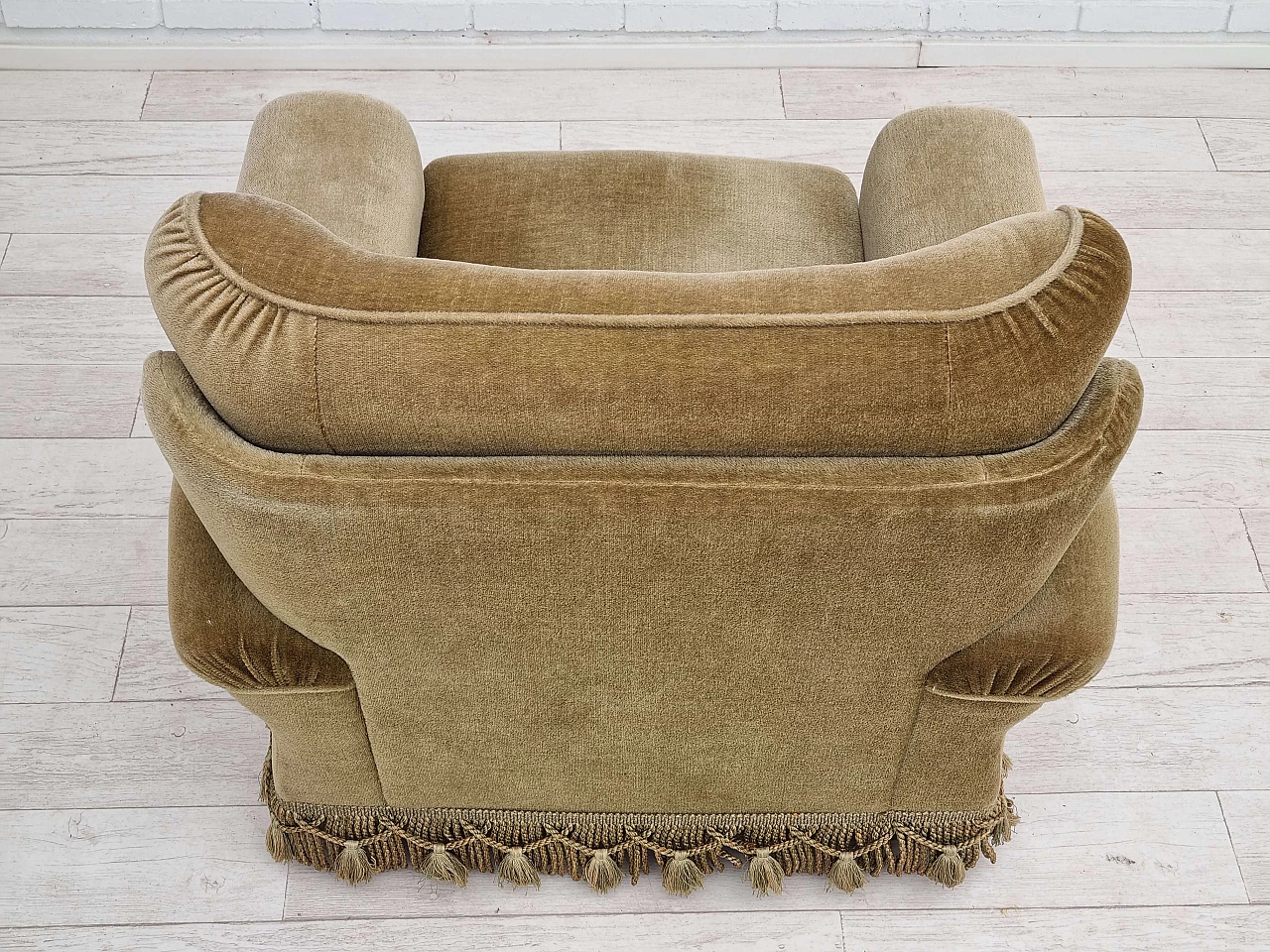 Green velvet armchair with fringes and tassels, 1970s 17