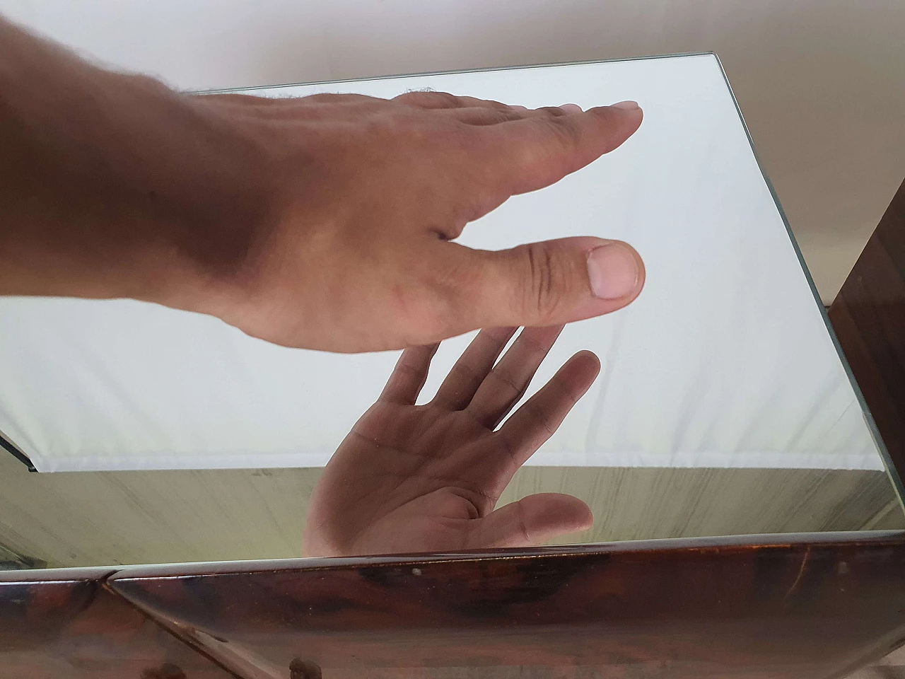 Pair of bedside tables with mirrored top and compartment drawers, 1940s 9