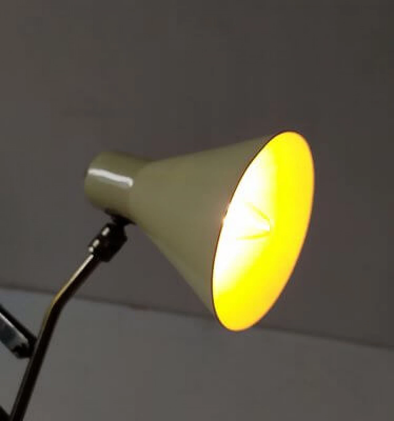 Lampada gialla a forbice in metallo, anni '50 7