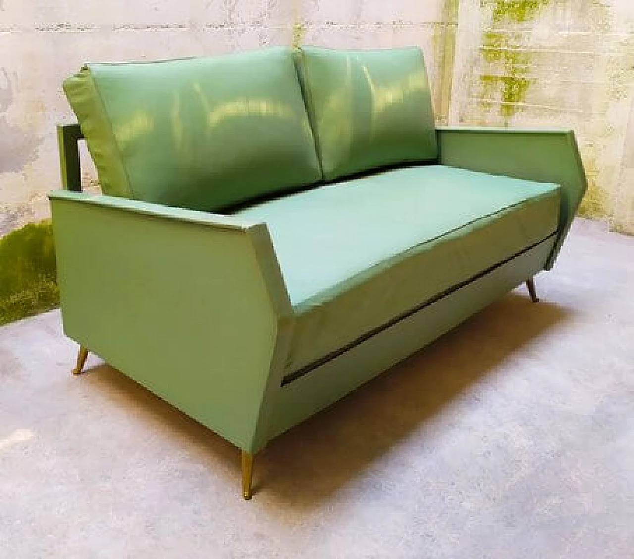Green leatherette sofa attributed to Gio Ponti for ISA Bergamo, 1950s 2