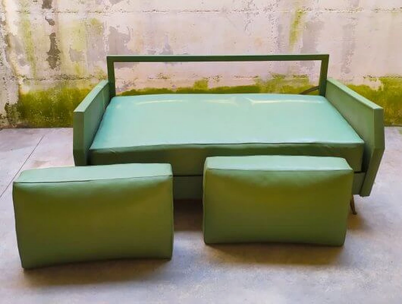 Green leatherette sofa attributed to Gio Ponti for ISA Bergamo, 1950s 4