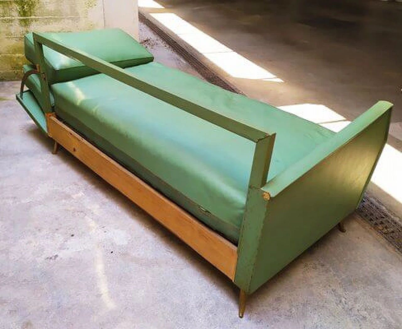Green leatherette sofa attributed to Gio Ponti for ISA Bergamo, 1950s 7