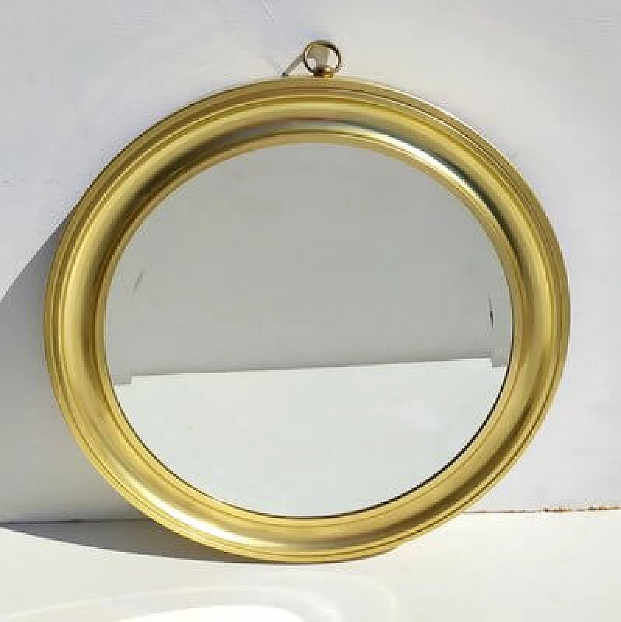 Specchio rotondo con cornice in alluminio dorato, anni '60 1
