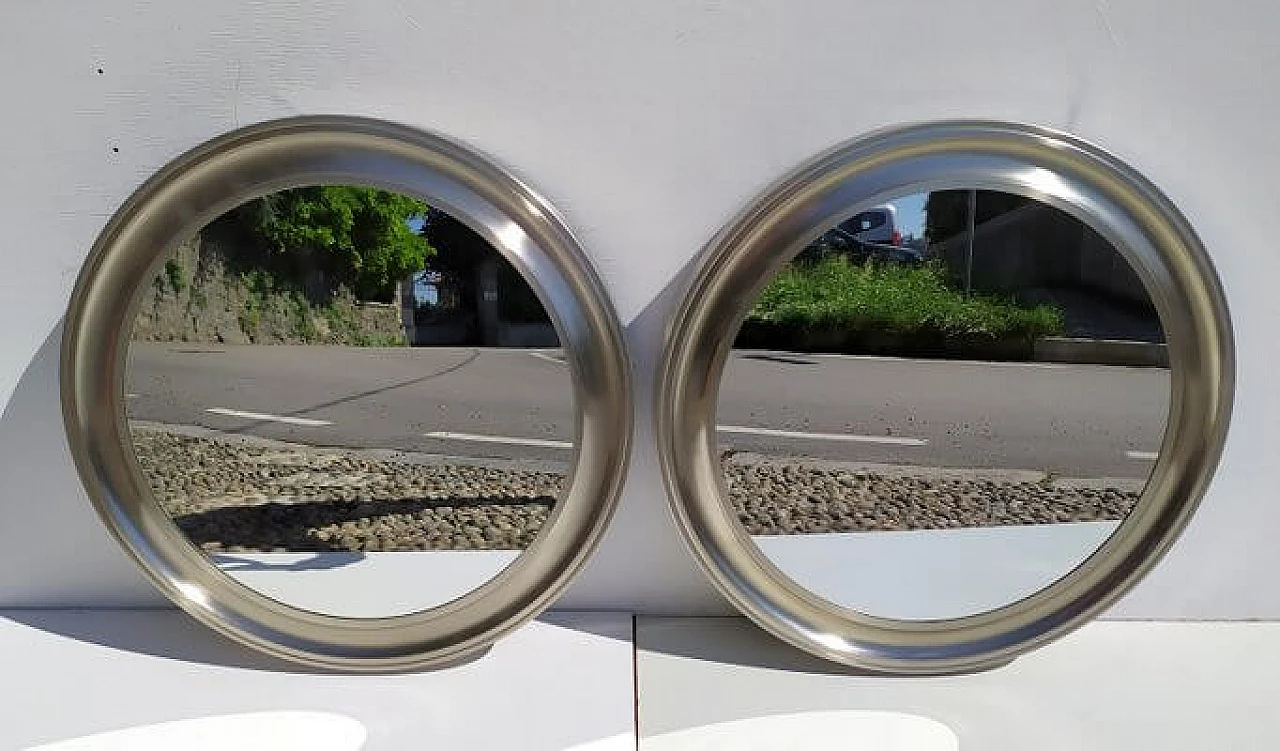 Coppia di specchi rotondi con cornice in alluminio, anni '60 1