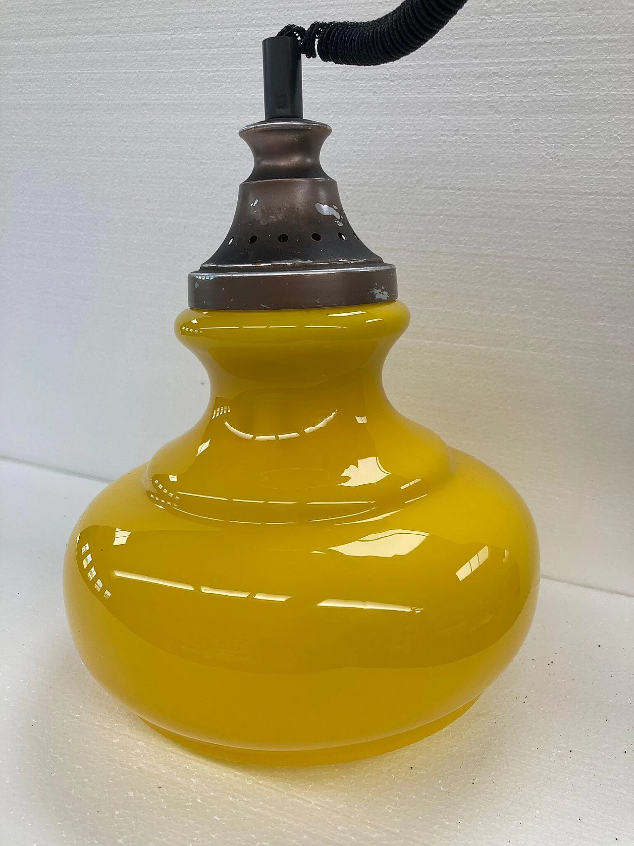 Lampada da soffitto in vetro giallo e plastica, anni '60 2