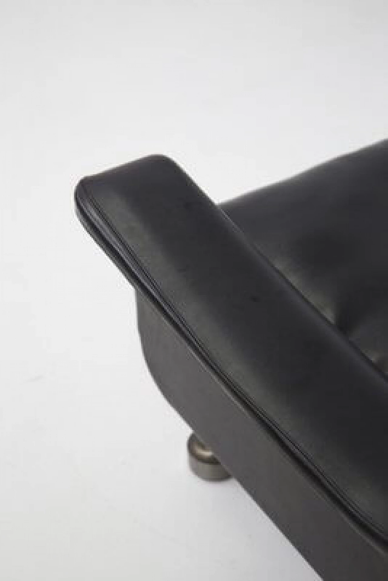 Coppia di poltrone in pelle nera attribuite a Luigi Caccia Dominioni, anni '60 4