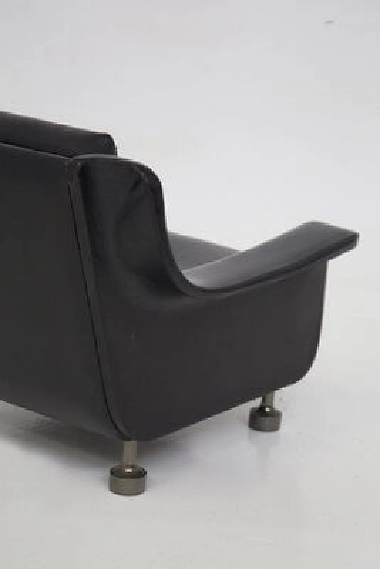 Pair of black leather armchairs attributed to Luigi Caccia Dominioni, 1960s 7