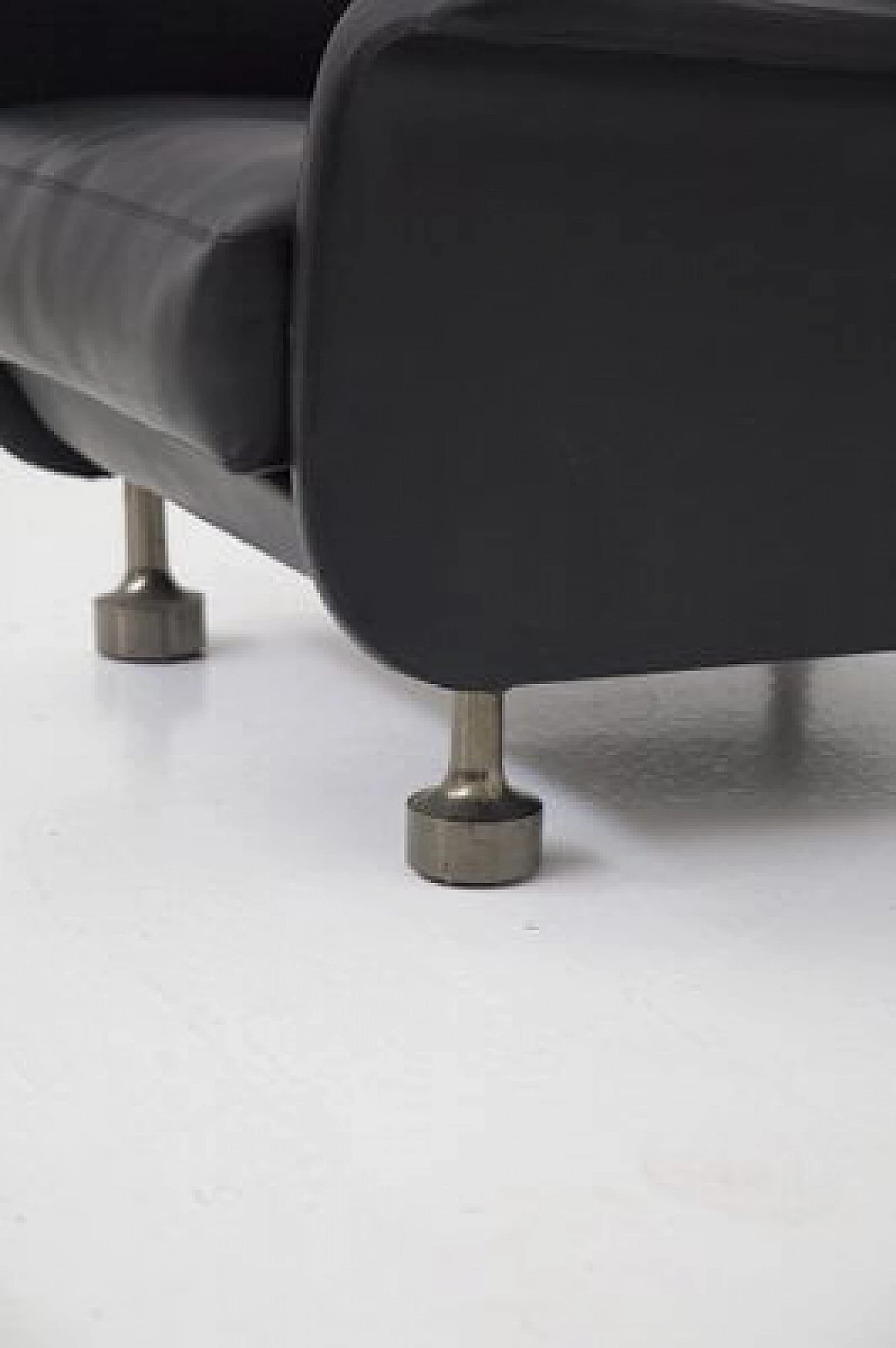 Coppia di poltrone in pelle nera attribuite a Luigi Caccia Dominioni, anni '60 9