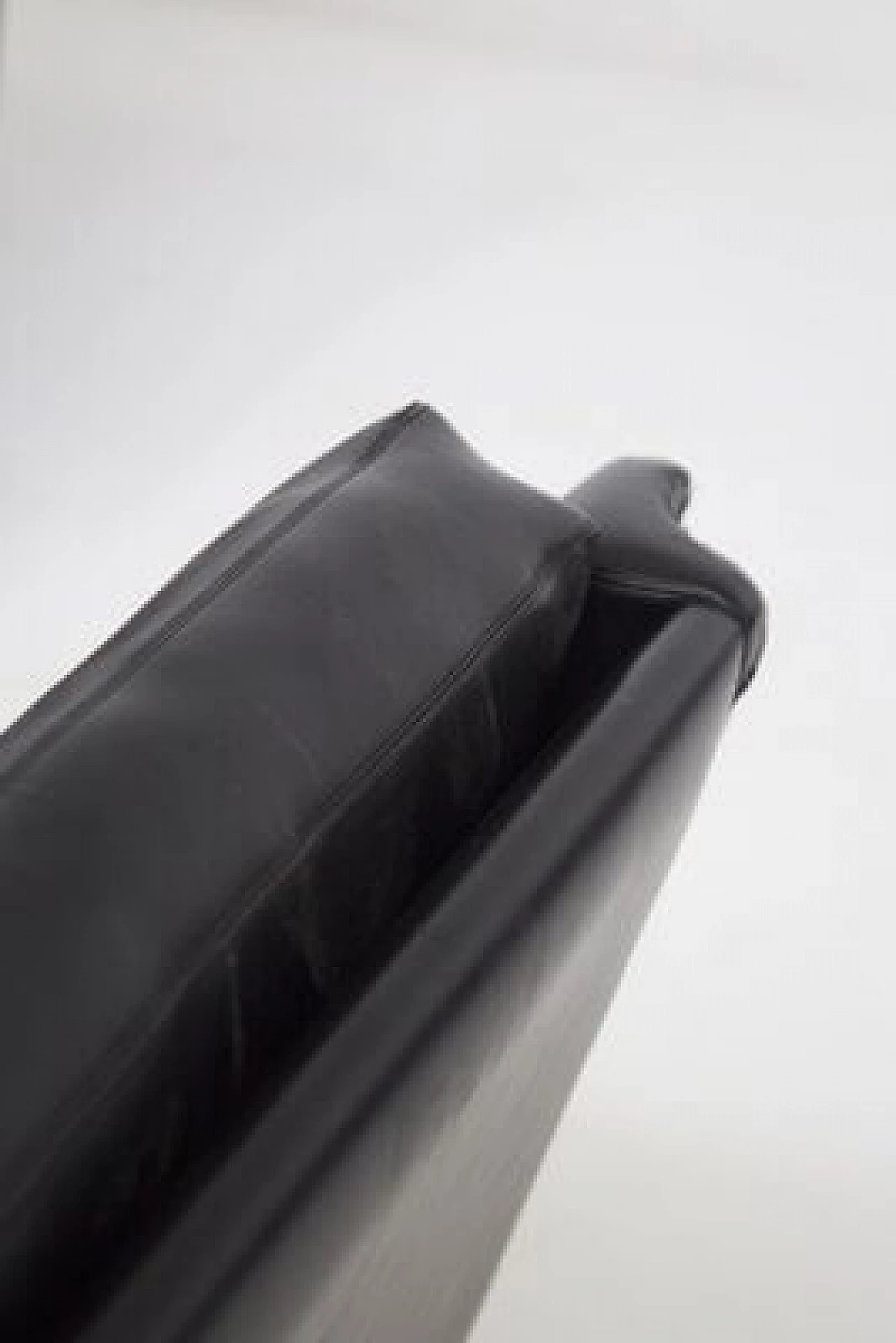 Coppia di poltrone in pelle nera attribuite a Luigi Caccia Dominioni, anni '60 11