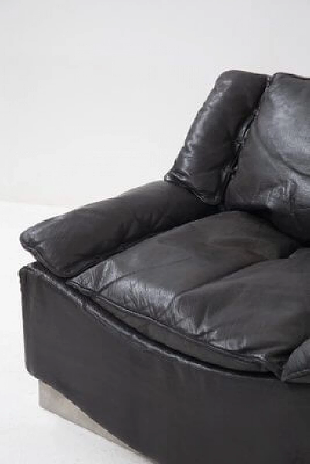 Pair of leather and steel armchairs by Luciano Frigerio, 1960s 3