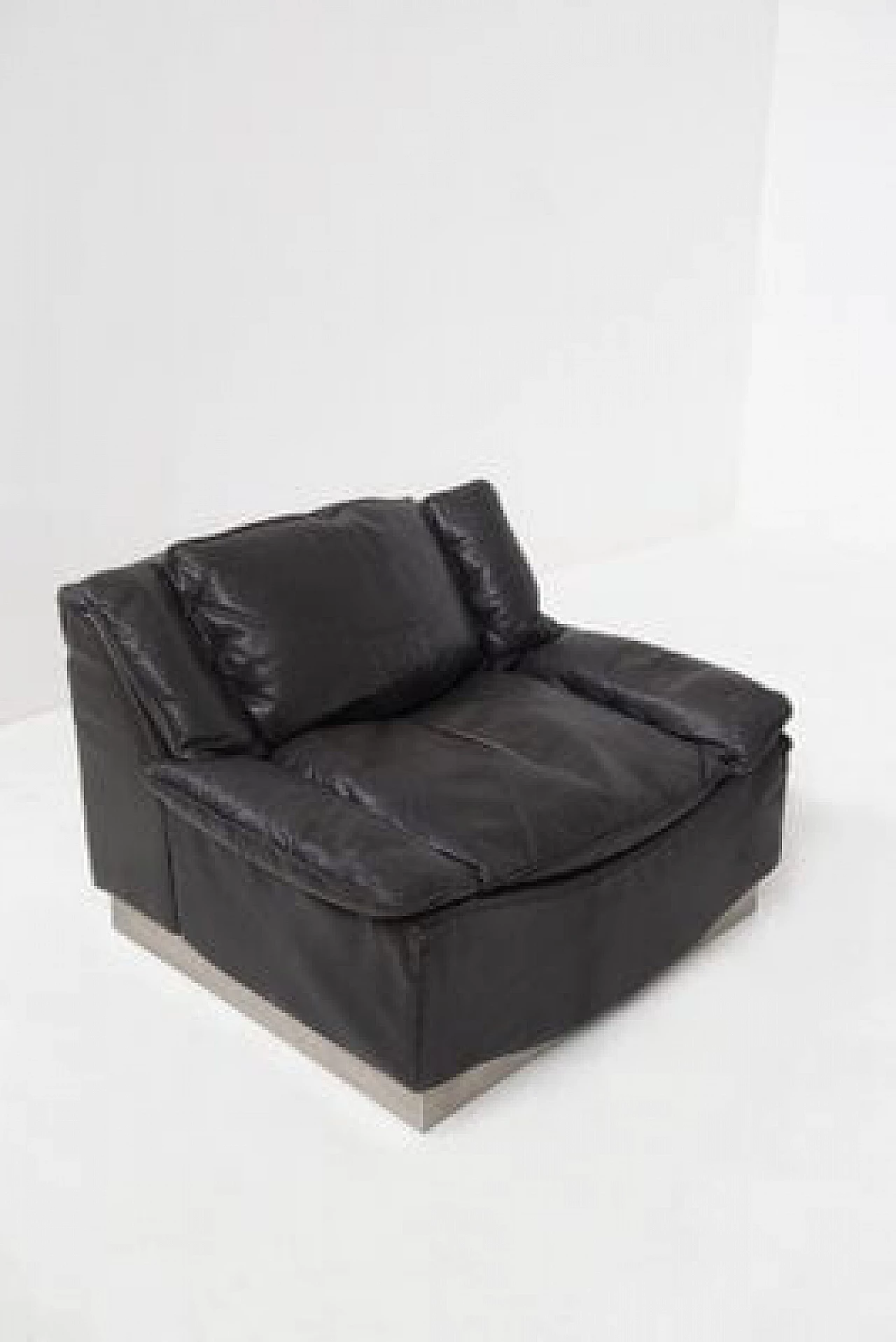 Pair of leather and steel armchairs by Luciano Frigerio, 1960s 4