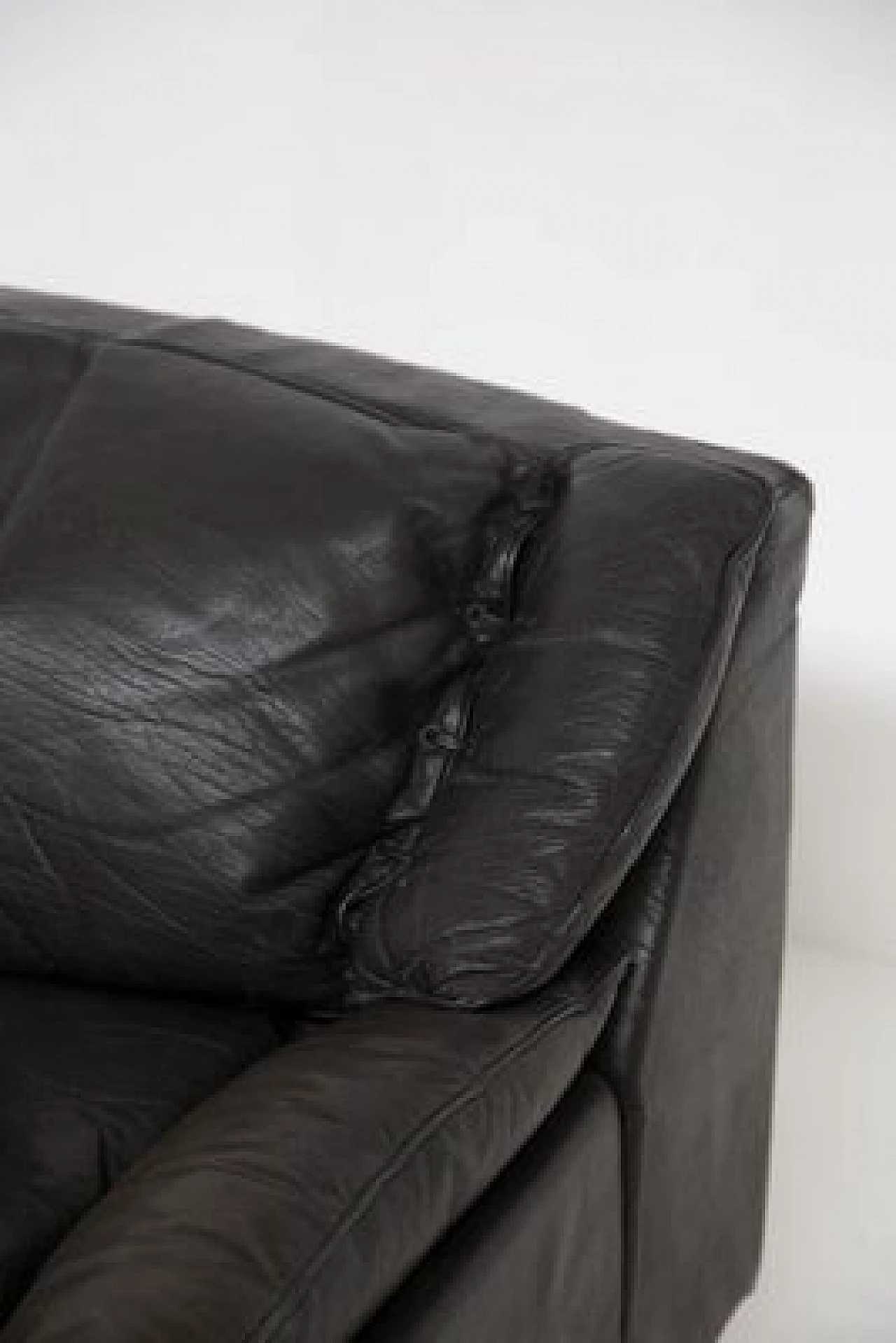 Pair of leather and steel armchairs by Luciano Frigerio, 1960s 7