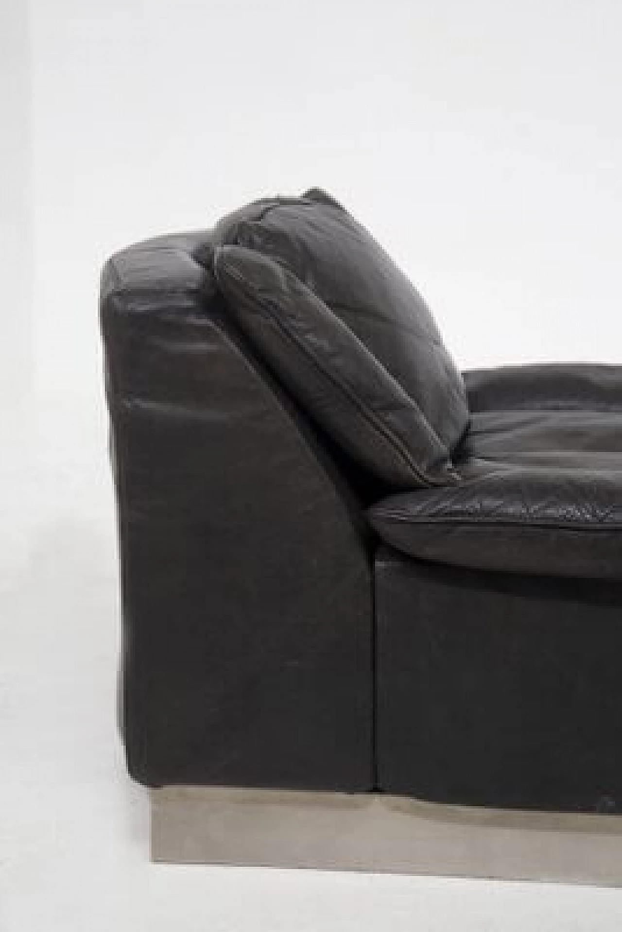 Pair of leather and steel armchairs by Luciano Frigerio, 1960s 10